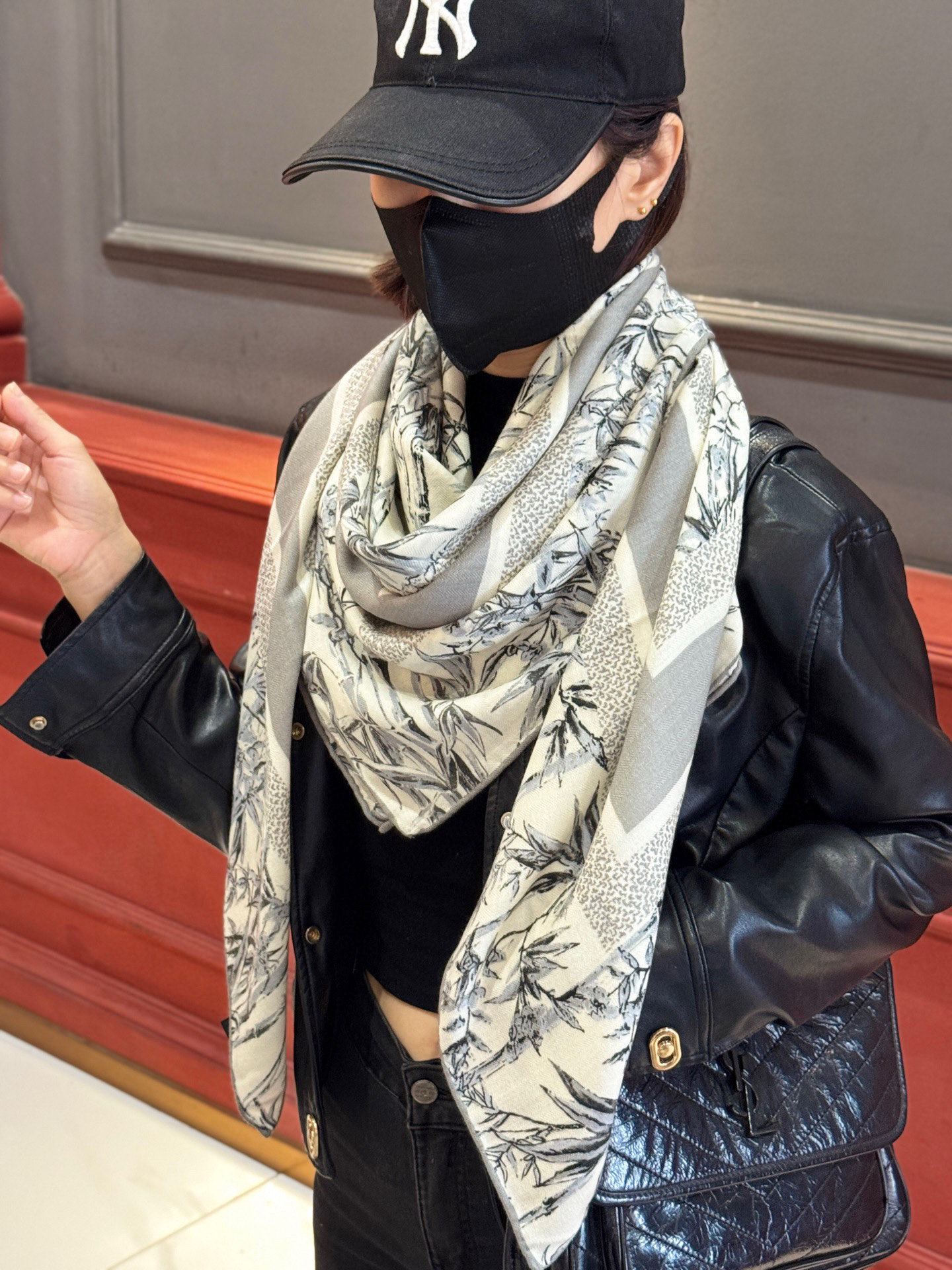 Dior 140丝毛双面同色印花披肩140 厘米丝毛面料多色 Millefiori 图案这款披肩饰以多色