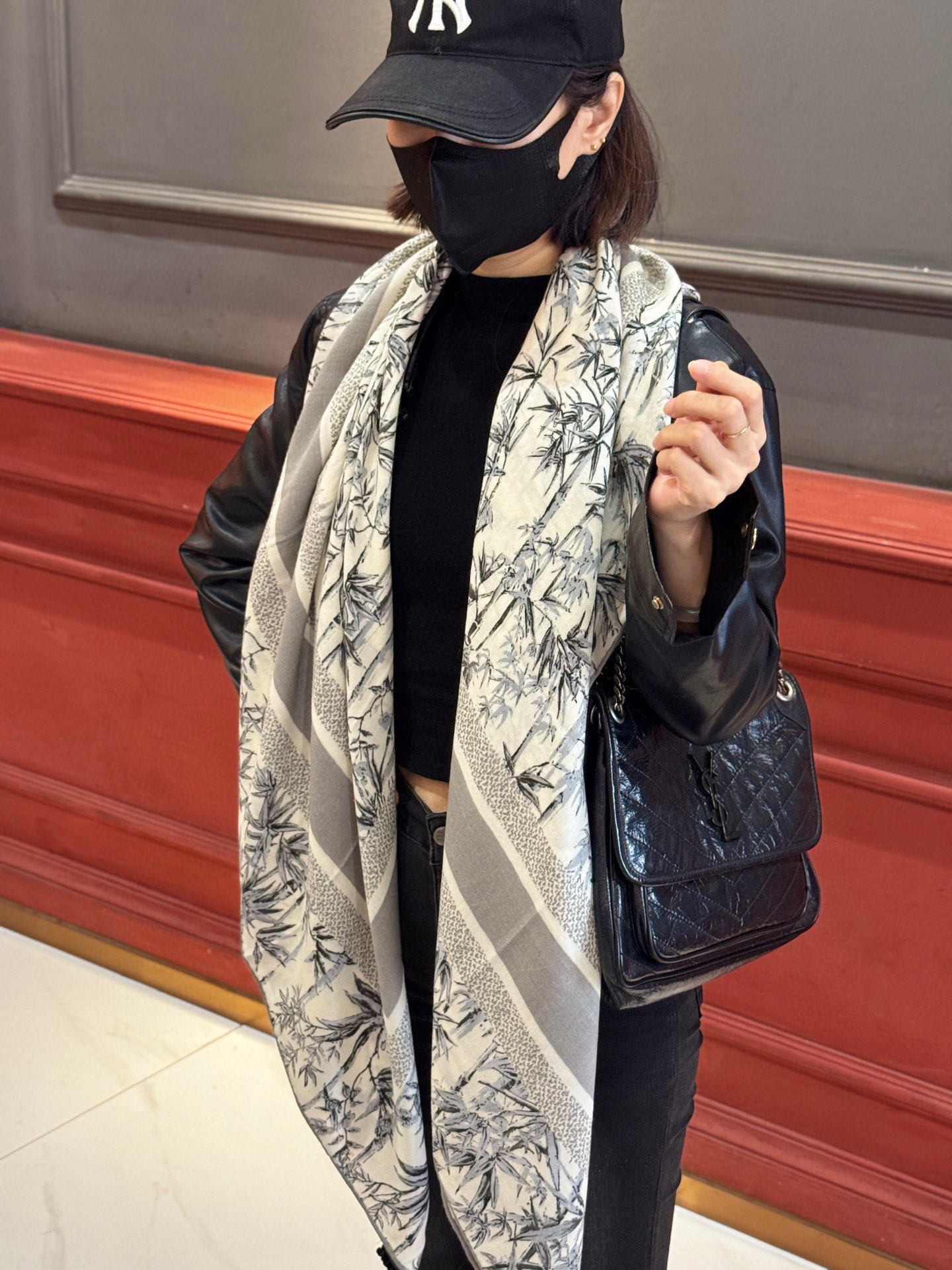 Dior 140丝毛双面同色印花披肩140 厘米丝毛面料多色 Millefiori 图案这款披肩饰以多色