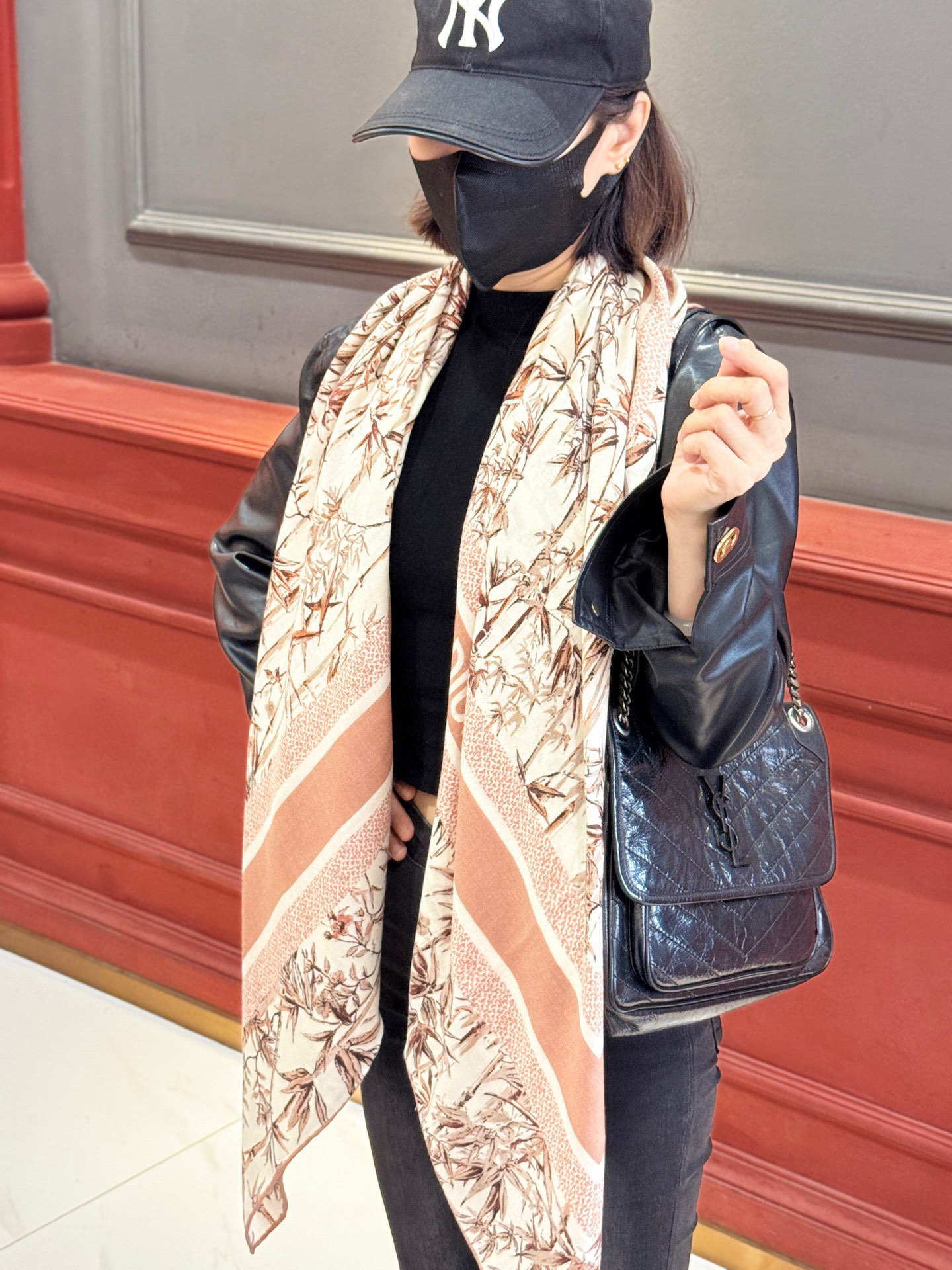 Dior 140丝毛双面同色印花披肩140 厘米丝毛面料多色 Millefiori 图案这款披肩饰以多色