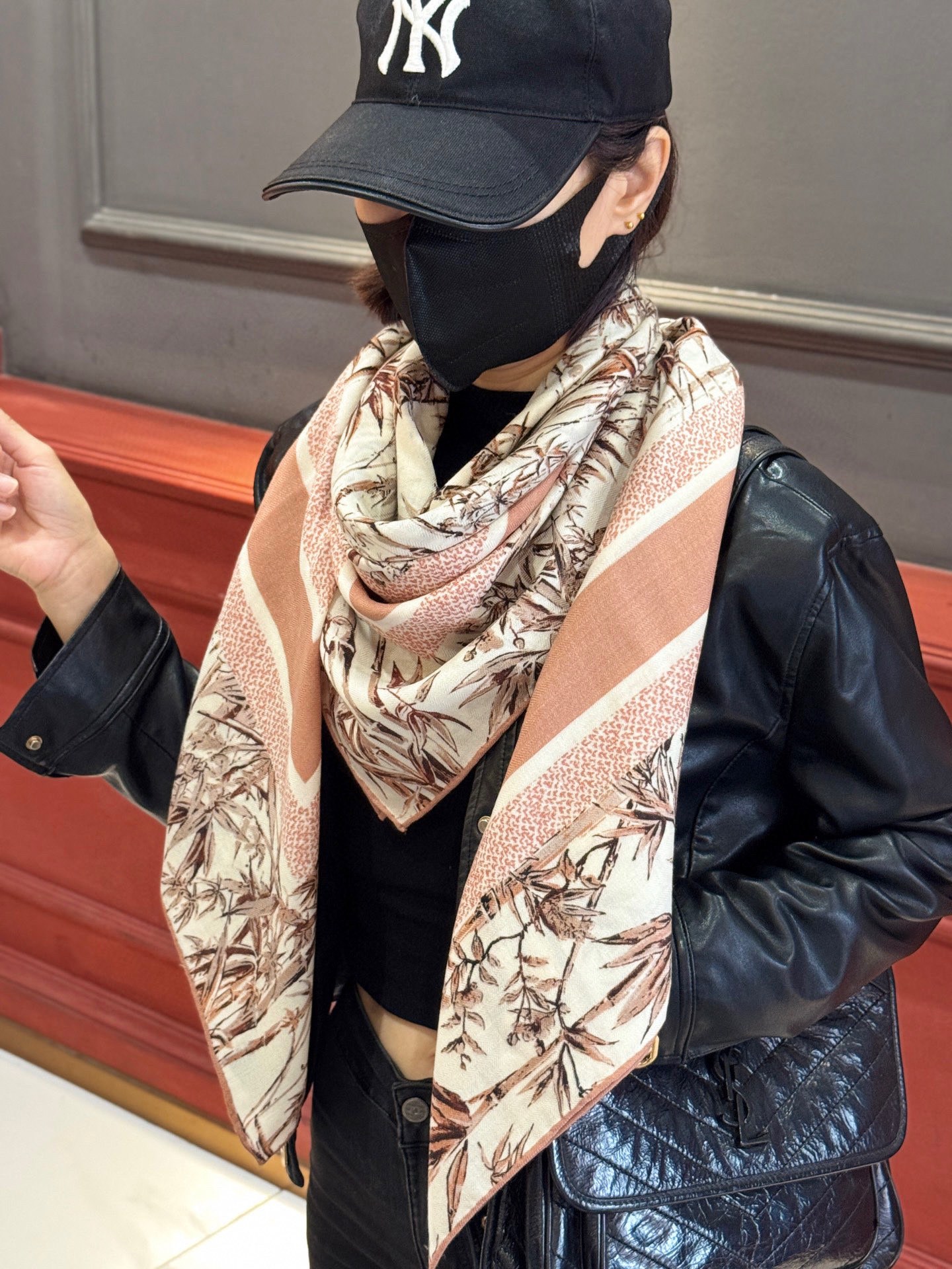 Dior 140丝毛双面同色印花披肩140 厘米丝毛面料多色 Millefiori 图案这款披肩饰以多色