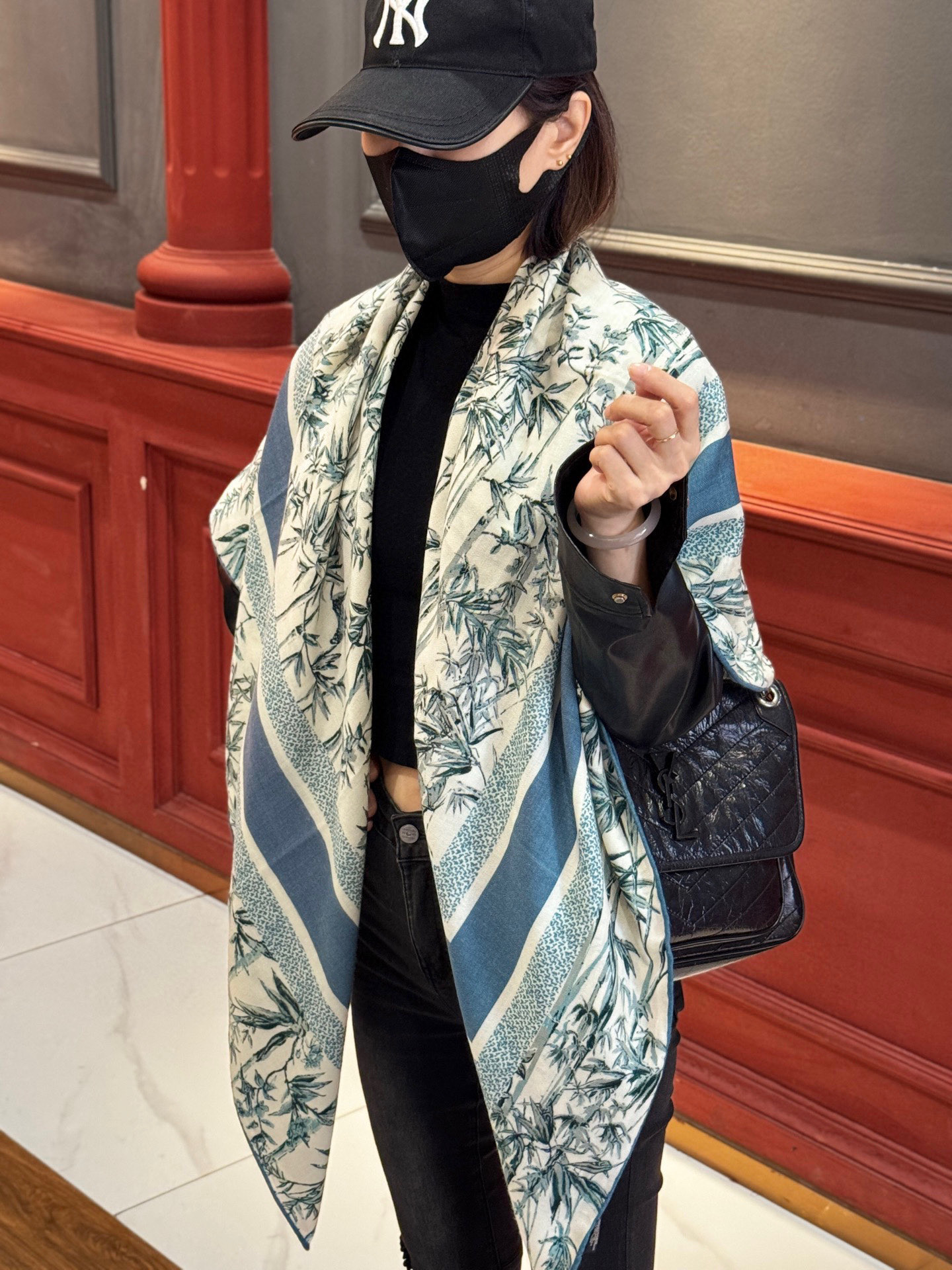 Dior 140丝毛双面同色印花披肩140 厘米丝毛面料多色 Millefiori 图案这款披肩饰以多色