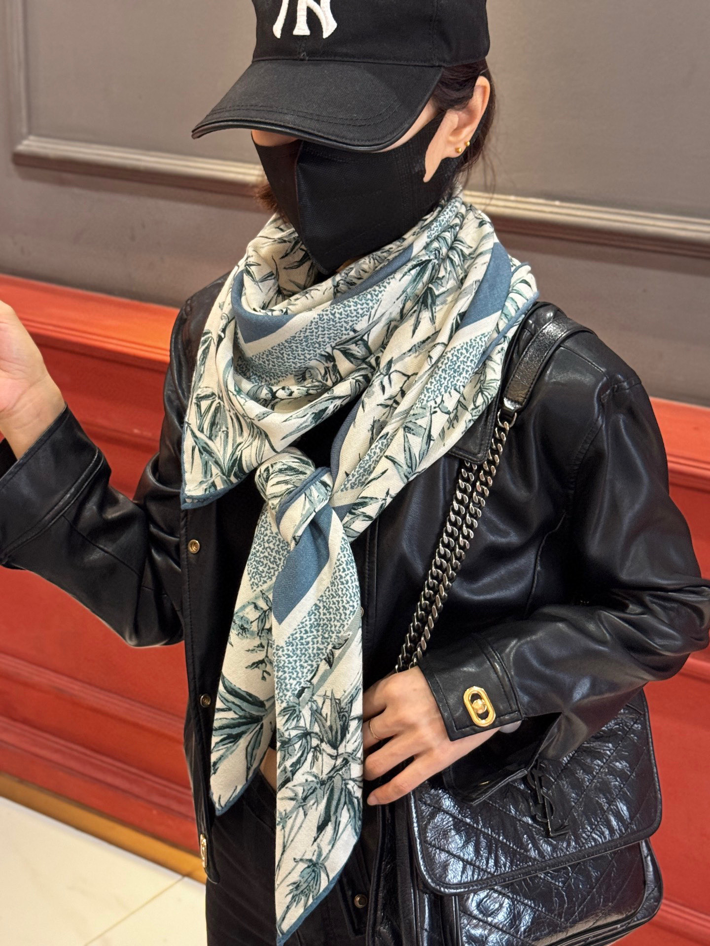 Dior 140丝毛双面同色印花披肩140 厘米丝毛面料多色 Millefiori 图案这款披肩饰以多色