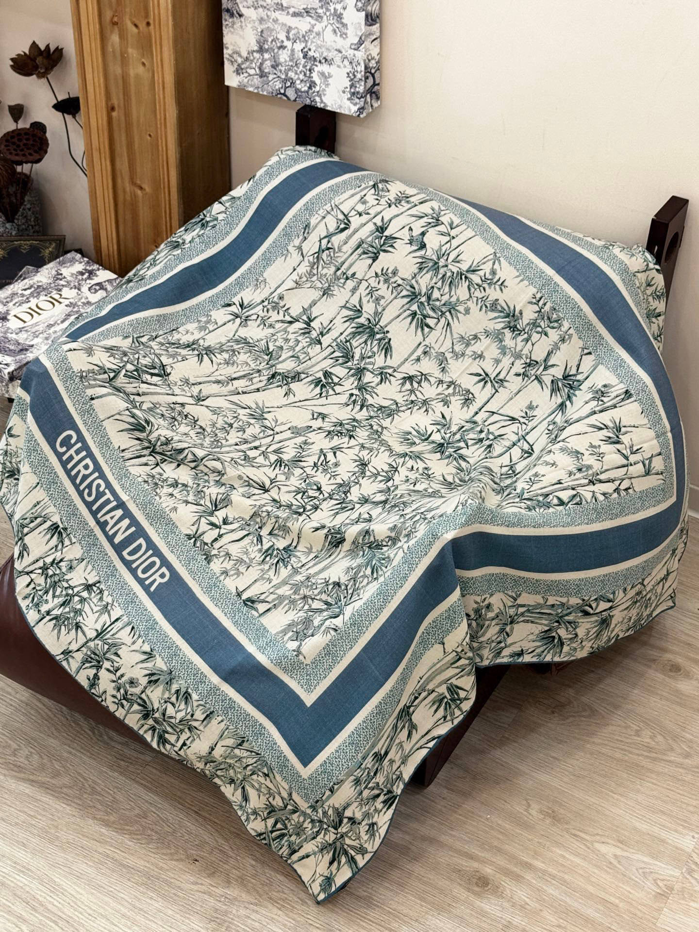 Dior 140丝毛双面同色印花披肩140 厘米丝毛面料多色 Millefiori 图案这款披肩饰以多色