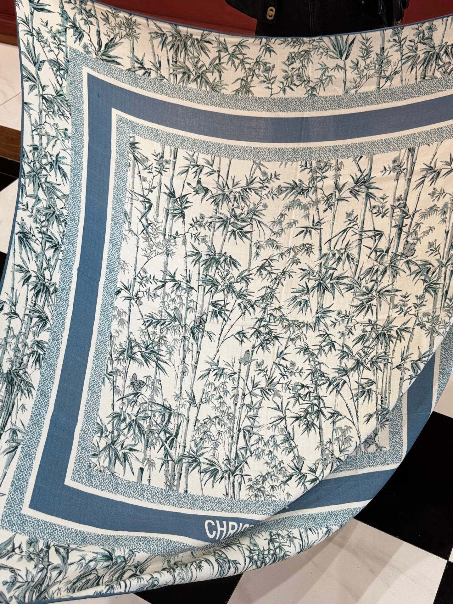 Dior 140丝毛双面同色印花披肩140 厘米丝毛面料多色 Millefiori 图案这款披肩饰以多色