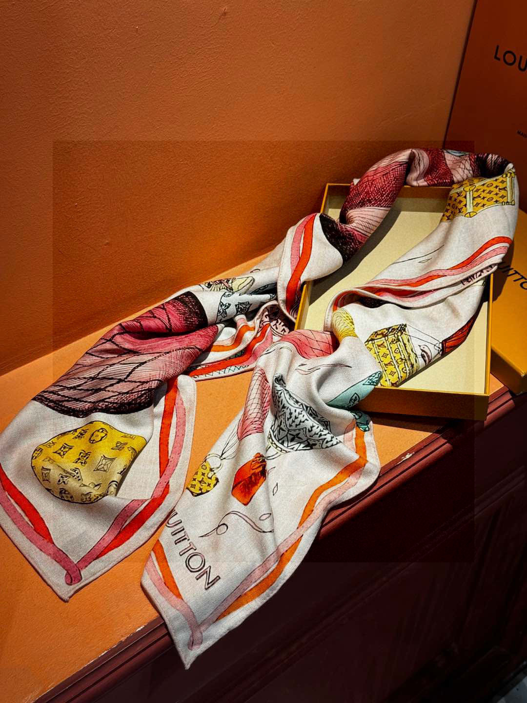 ❄【双面同色】原单Lv140cm丝绒方巾，《热气球》，本款方巾全新加入 U价🉐️ and Away 系列