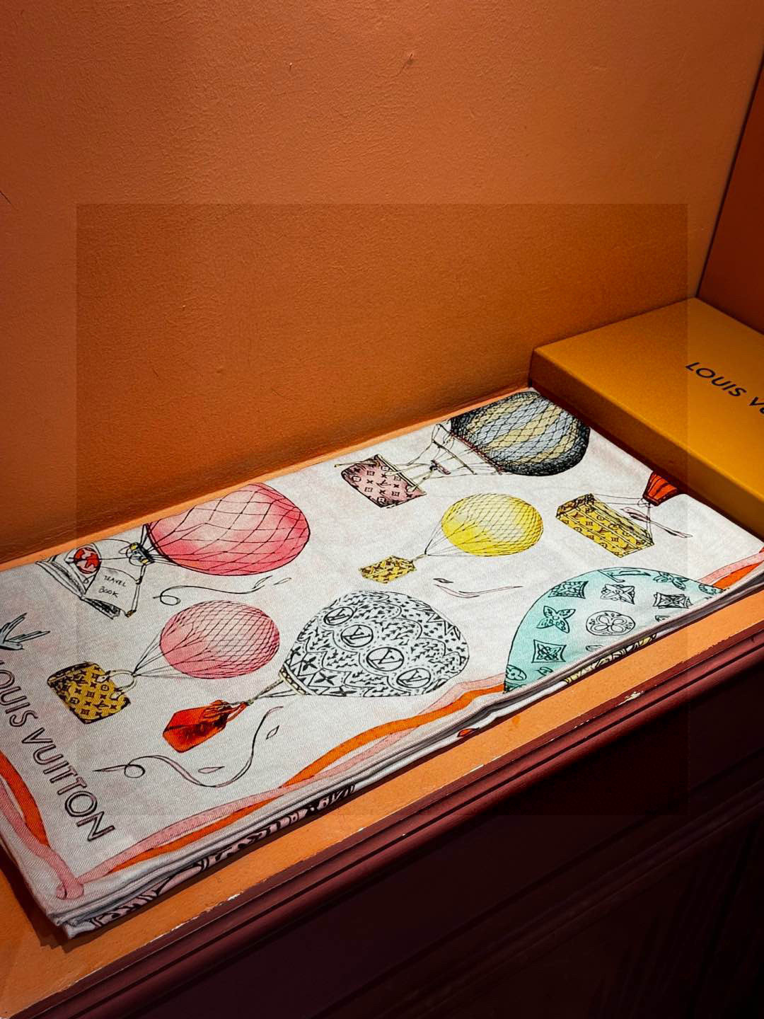 ❄【双面同色】原单Lv140cm丝绒方巾，《热气球》，本款方巾全新加入 U价🉐️ and Away 系列