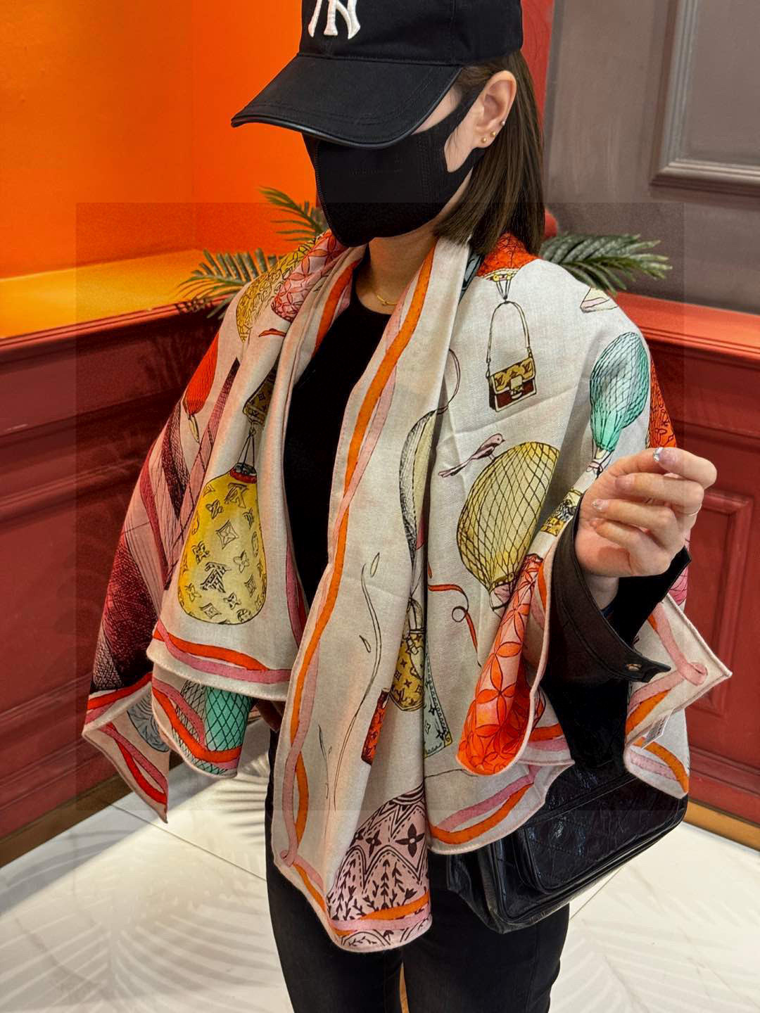 ❄【双面同色】原单Lv140cm丝绒方巾，《热气球》，本款方巾全新加入 U价🉐️ and Away 系列