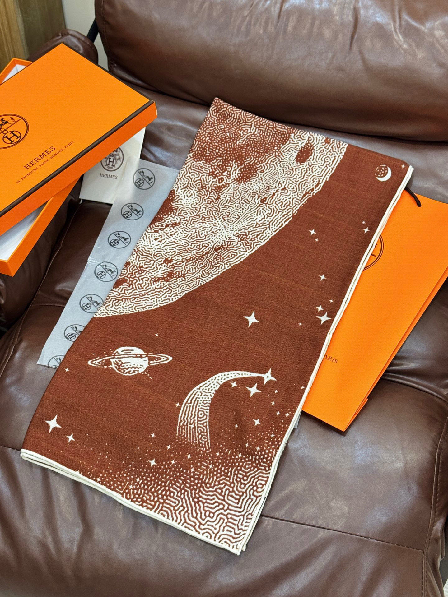 HERMES爱马仕新款|月光飞马Clair de Lune羊绒和真丝披肩，手工卷边(70%羊绒，30%真