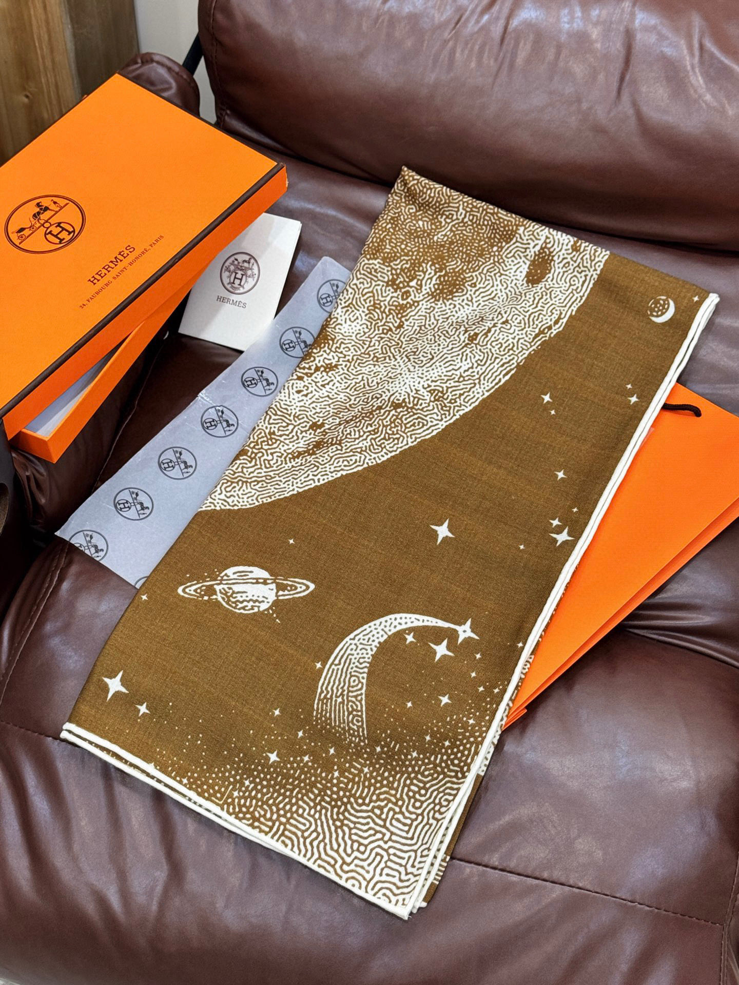 HERMES爱马仕新款|月光飞马Clair de Lune羊绒和真丝披肩，手工卷边(70%羊绒，30%真