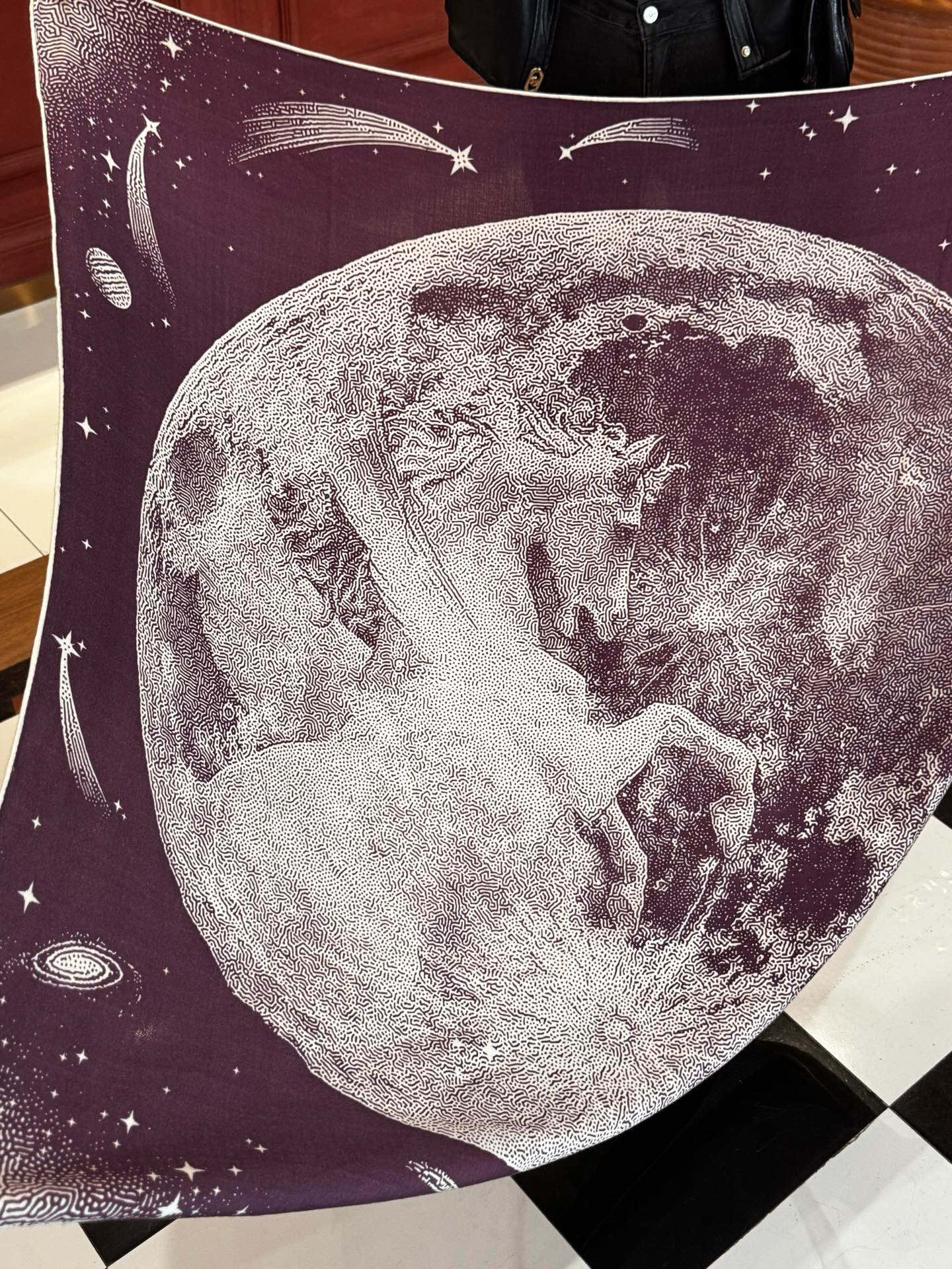 HERMES爱马仕新款|月光飞马Clair de Lune羊绒和真丝披肩，手工卷边(70%羊绒，30%真