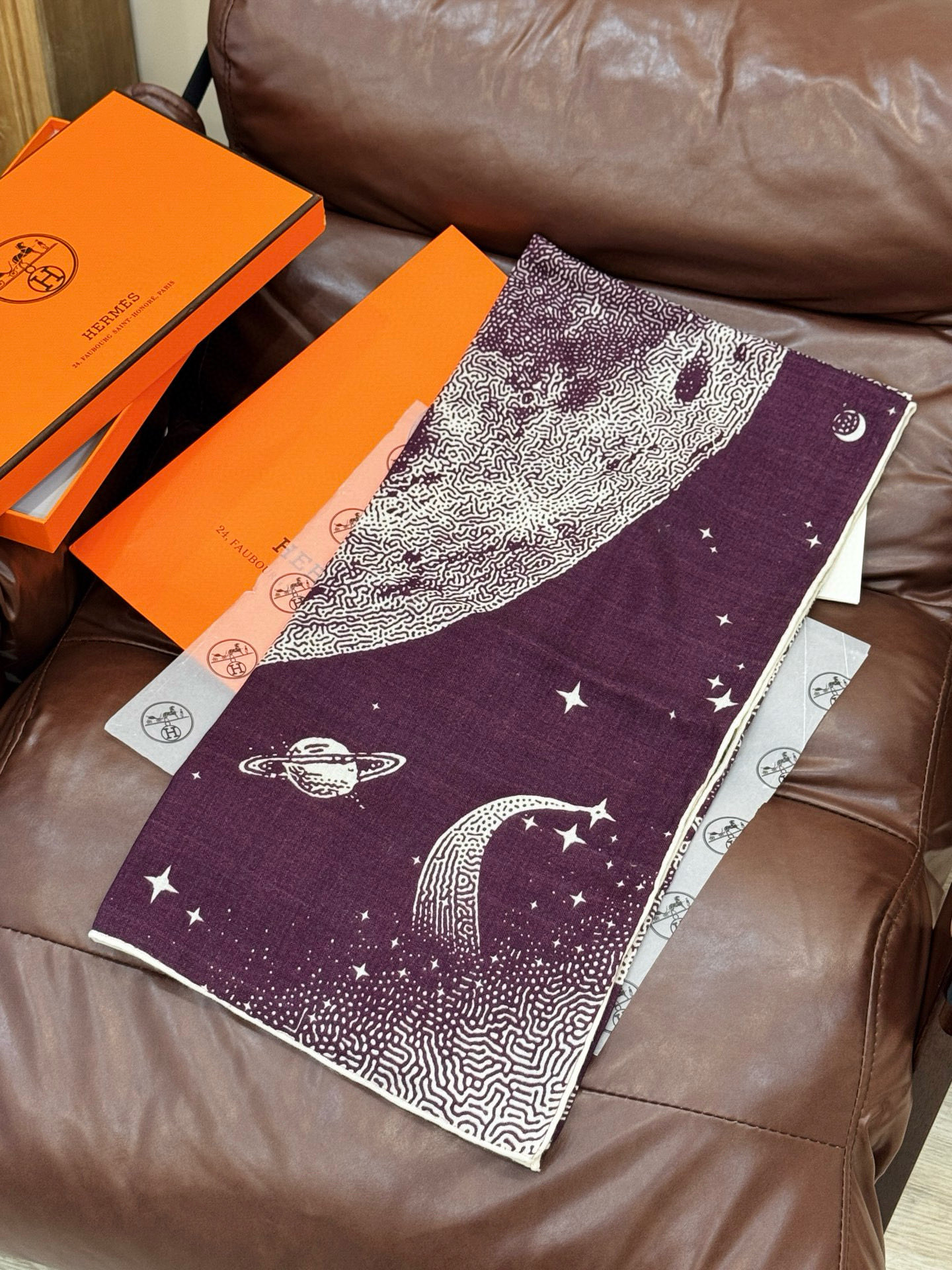 HERMES爱马仕新款|月光飞马Clair de Lune羊绒和真丝披肩，手工卷边(70%羊绒，30%真