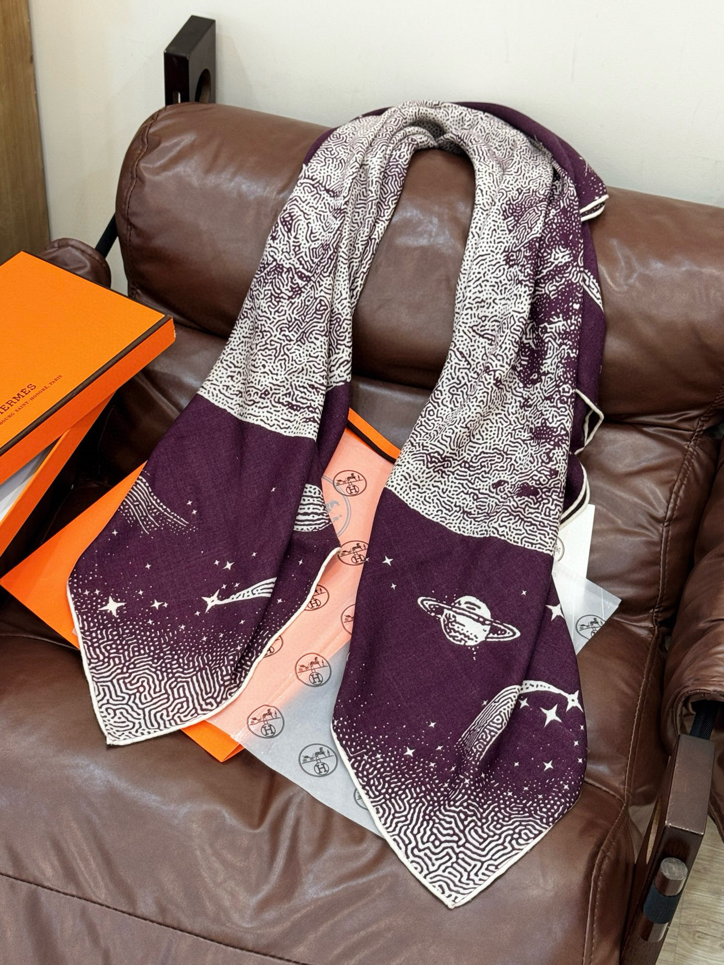 HERMES爱马仕新款|月光飞马Clair de Lune羊绒和真丝披肩，手工卷边(70%羊绒，30%真