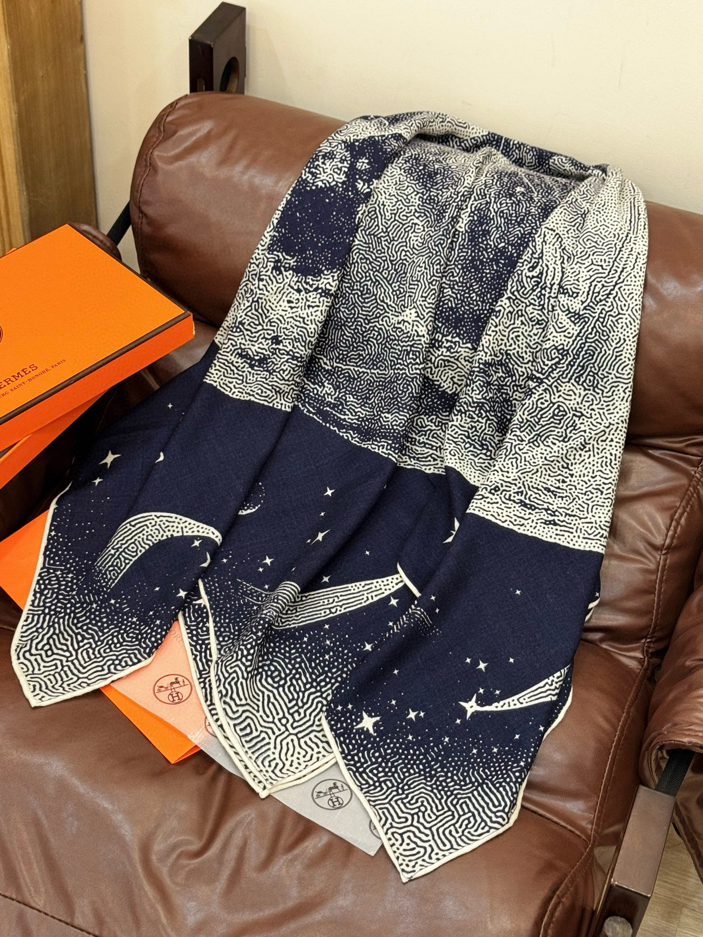 HERMES爱马仕新款|月光飞马Clair de Lune羊绒和真丝披肩，手工卷边(70%羊绒，30%真