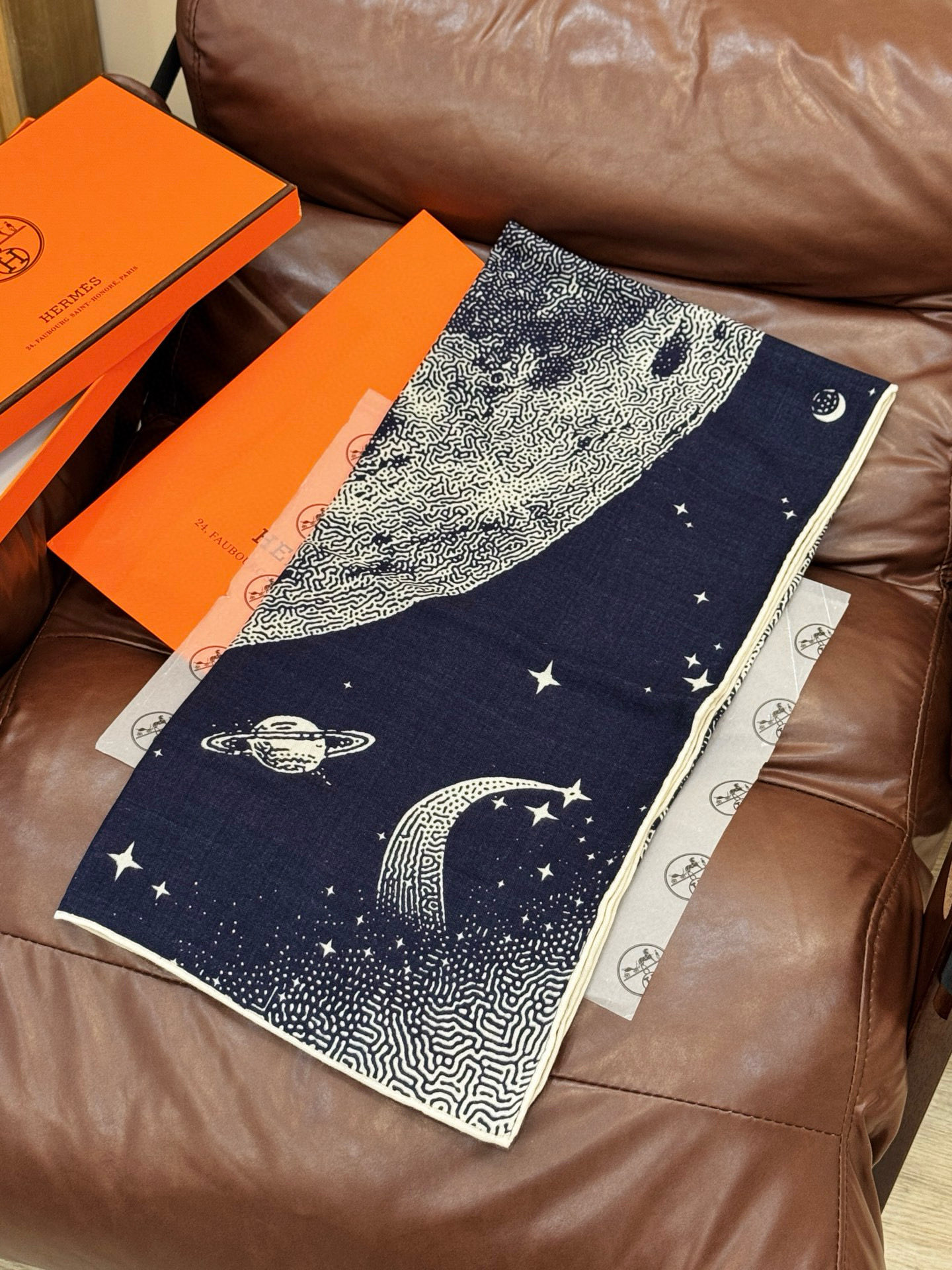 HERMES爱马仕新款|月光飞马Clair de Lune羊绒和真丝披肩，手工卷边(70%羊绒，30%真