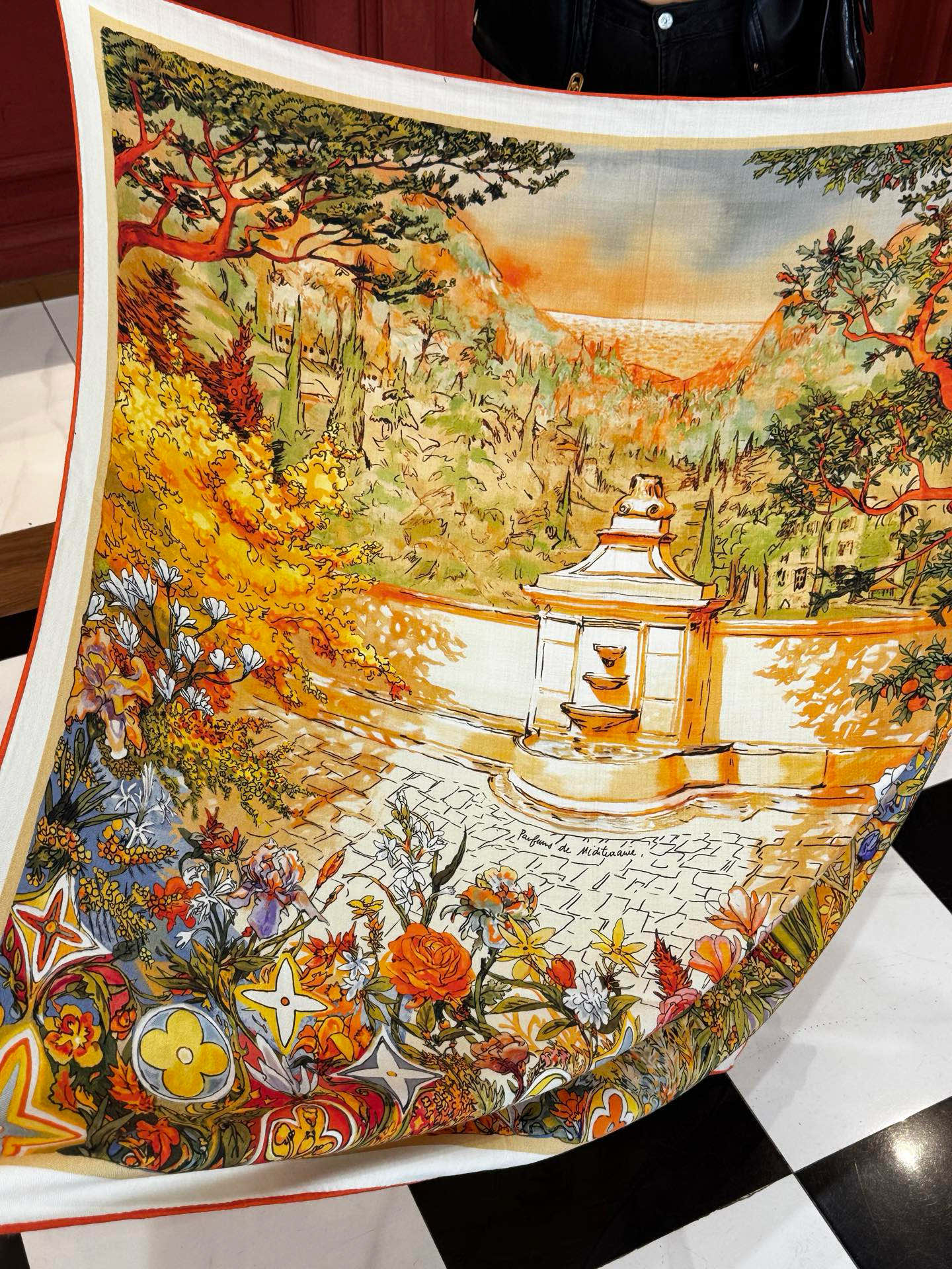 140双面丝毛披肩… LV手工卷边丝毛方巾（30%桑蚕丝70%羊毛）这款经典单品展现强大而迷人的女性魅力