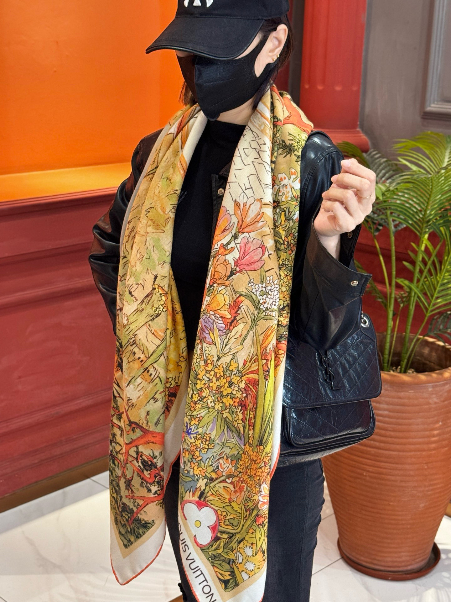 140双面丝毛披肩… LV手工卷边丝毛方巾（30%桑蚕丝70%羊毛）这款经典单品展现强大而迷人的女性魅力