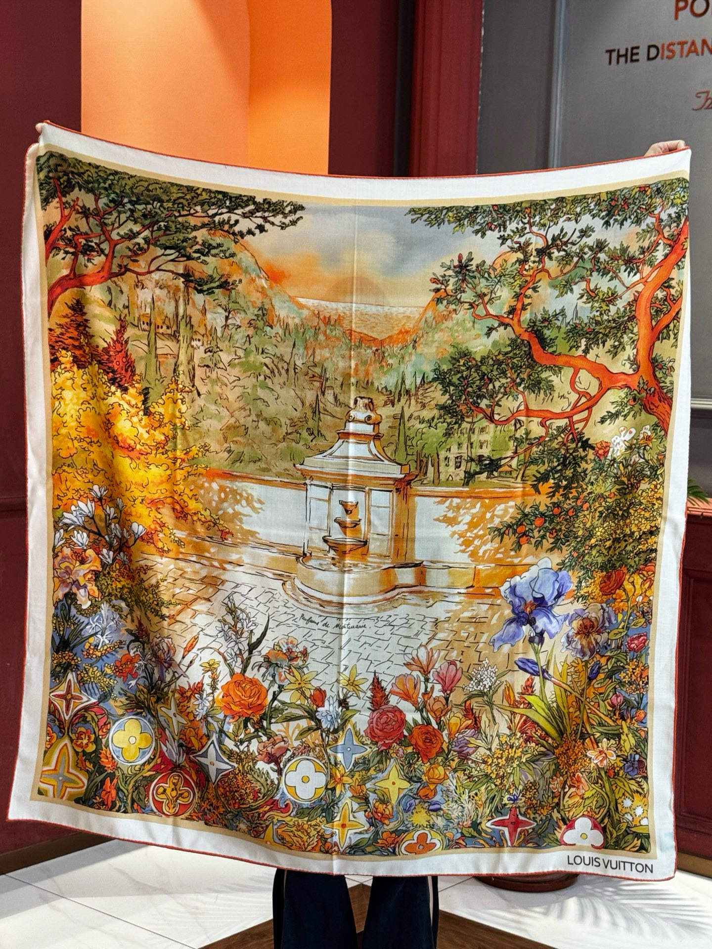 140双面丝毛披肩… LV手工卷边丝毛方巾（30%桑蚕丝70%羊毛）这款经典单品展现强大而迷人的女性魅力