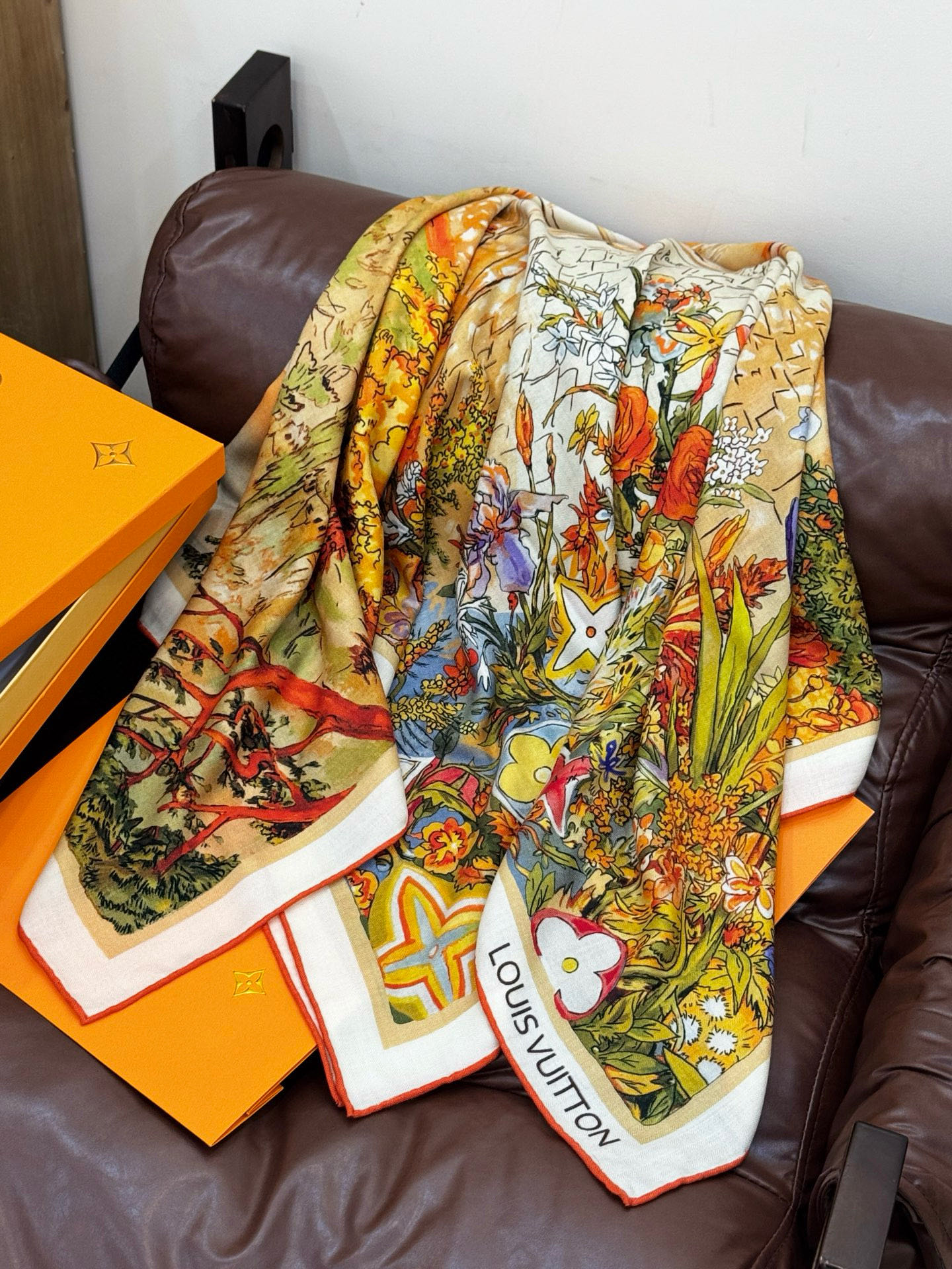 140双面丝毛披肩… LV手工卷边丝毛方巾（30%桑蚕丝70%羊毛）这款经典单品展现强大而迷人的女性魅力