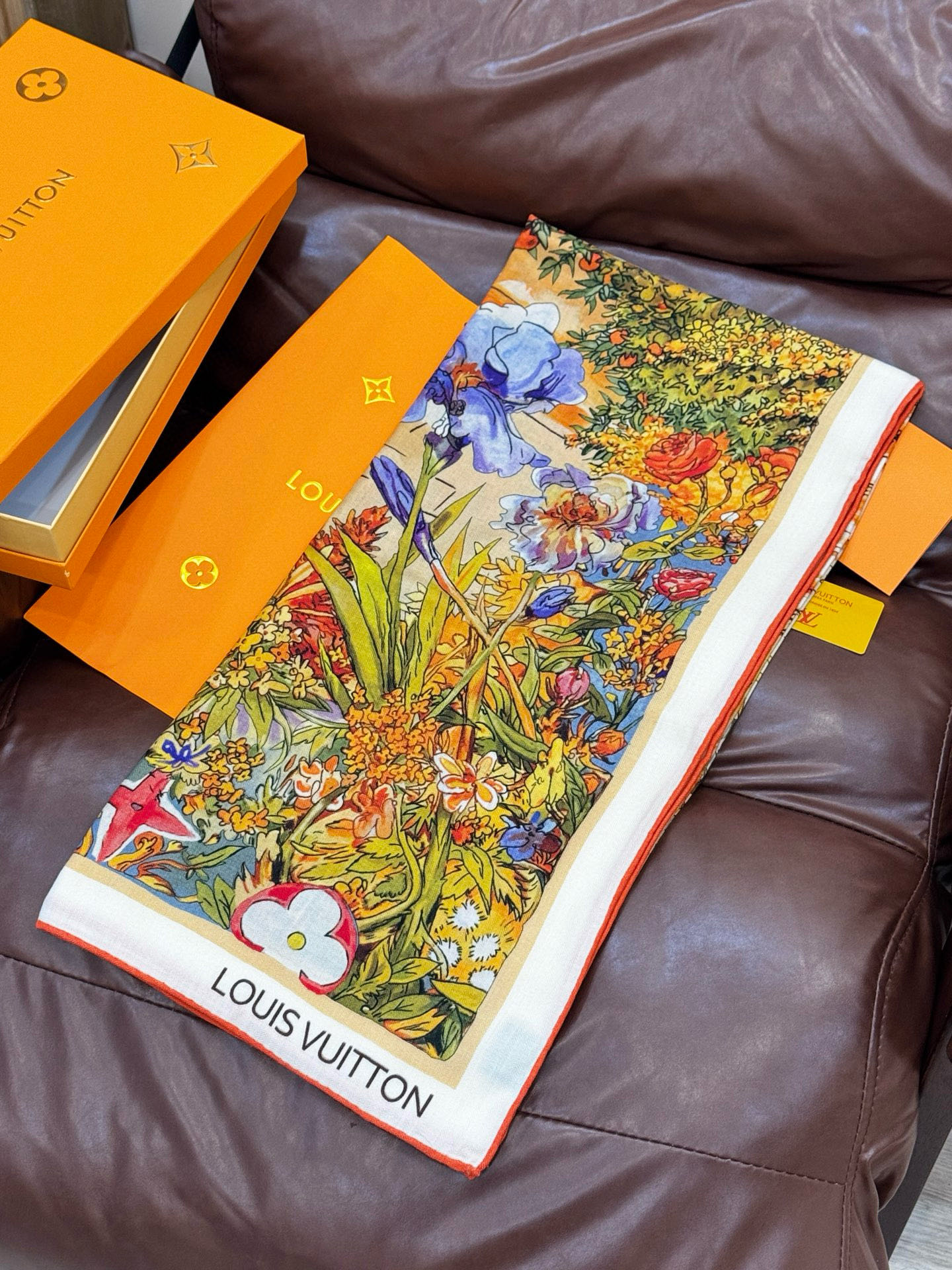 140双面丝毛披肩… LV手工卷边丝毛方巾（30%桑蚕丝70%羊毛）这款经典单品展现强大而迷人的女性魅力