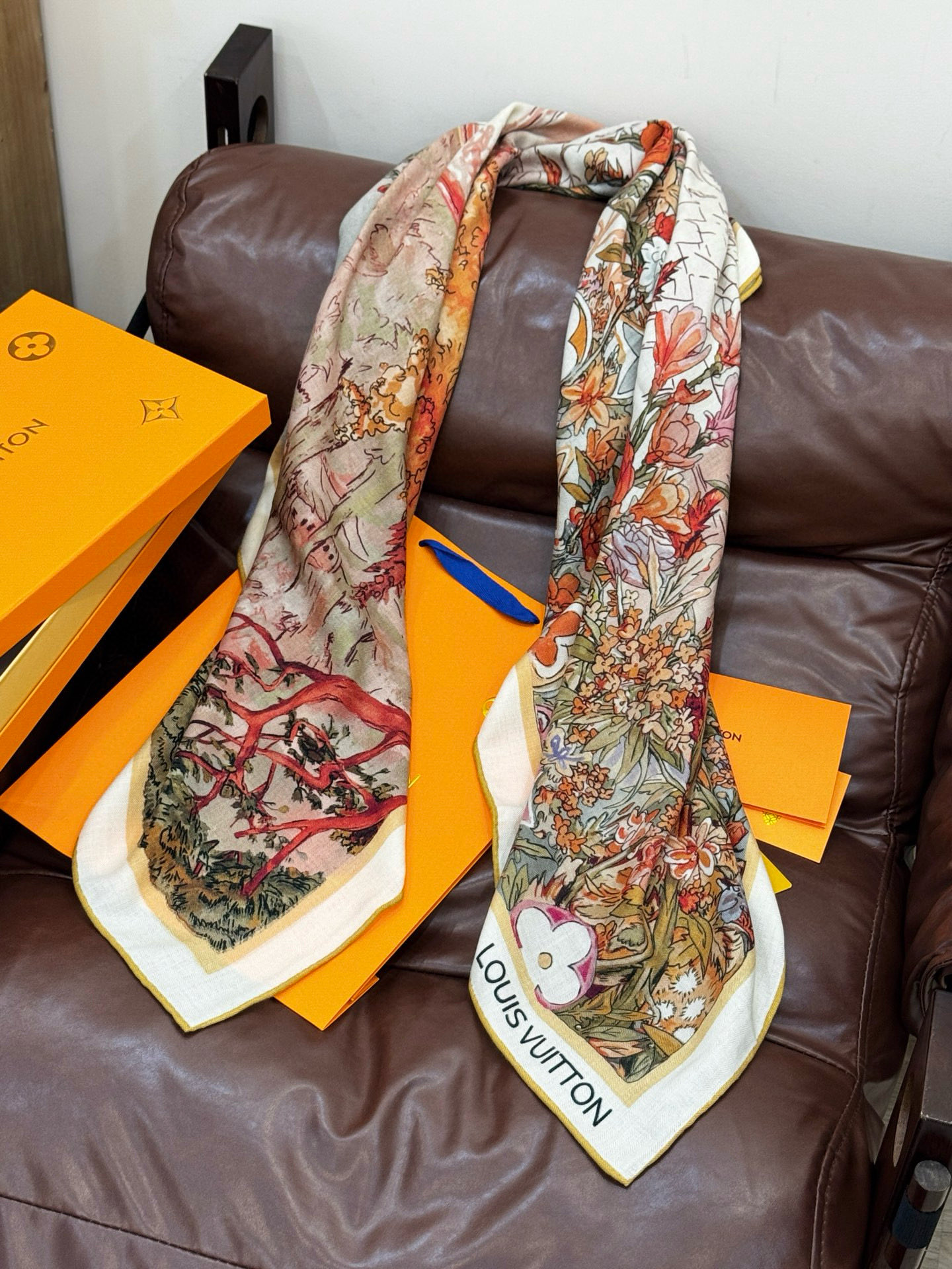 140双面丝毛披肩… LV手工卷边丝毛方巾（30%桑蚕丝70%羊毛）这款经典单品展现强大而迷人的女性魅力