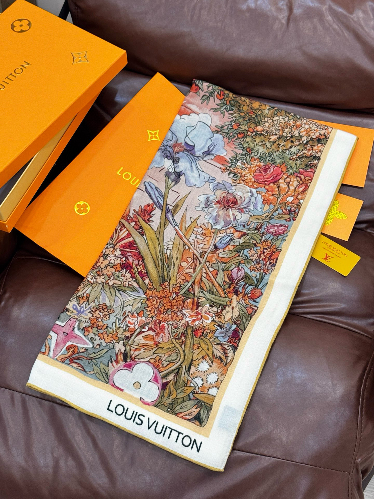 140双面丝毛披肩… LV手工卷边丝毛方巾（30%桑蚕丝70%羊毛）这款经典单品展现强大而迷人的女性魅力