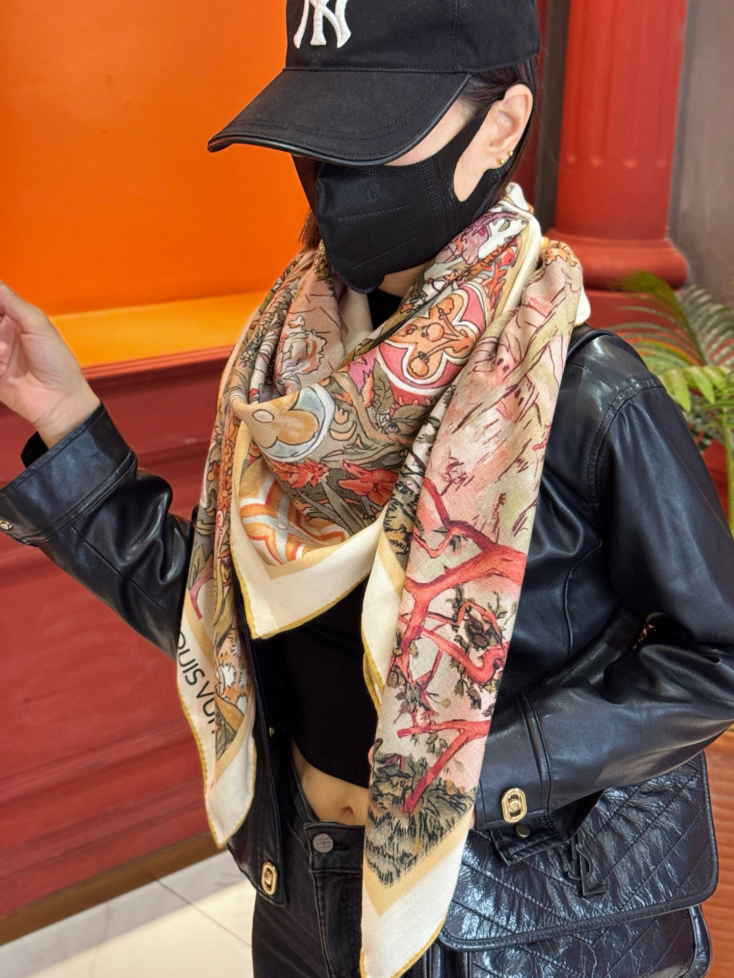 140双面丝毛披肩… LV手工卷边丝毛方巾（30%桑蚕丝70%羊毛）这款经典单品展现强大而迷人的女性魅力