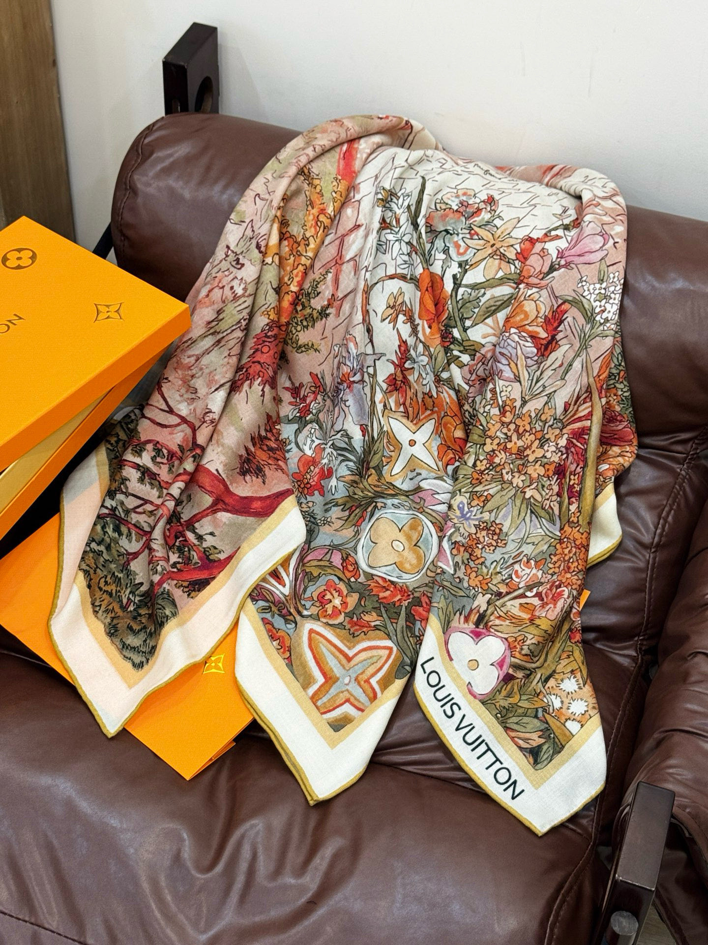 140双面丝毛披肩… LV手工卷边丝毛方巾（30%桑蚕丝70%羊毛）这款经典单品展现强大而迷人的女性魅力