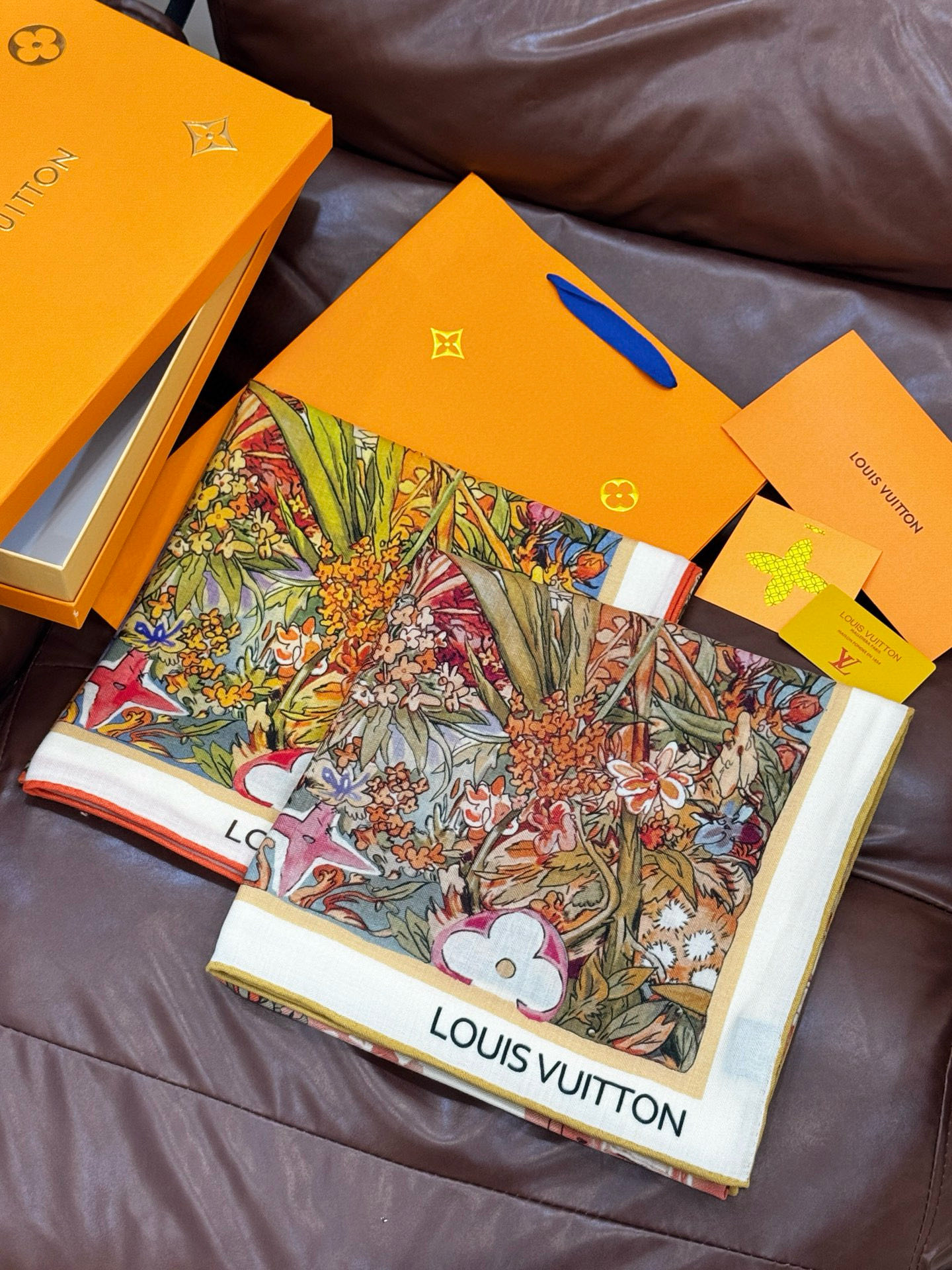 140双面丝毛披肩… LV手工卷边丝毛方巾（30%桑蚕丝70%羊毛）这款经典单品展现强大而迷人的女性魅力