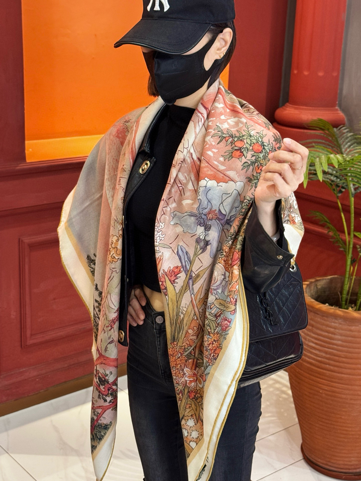 140双面丝毛披肩… LV手工卷边丝毛方巾（30%桑蚕丝70%羊毛）这款经典单品展现强大而迷人的女性魅力