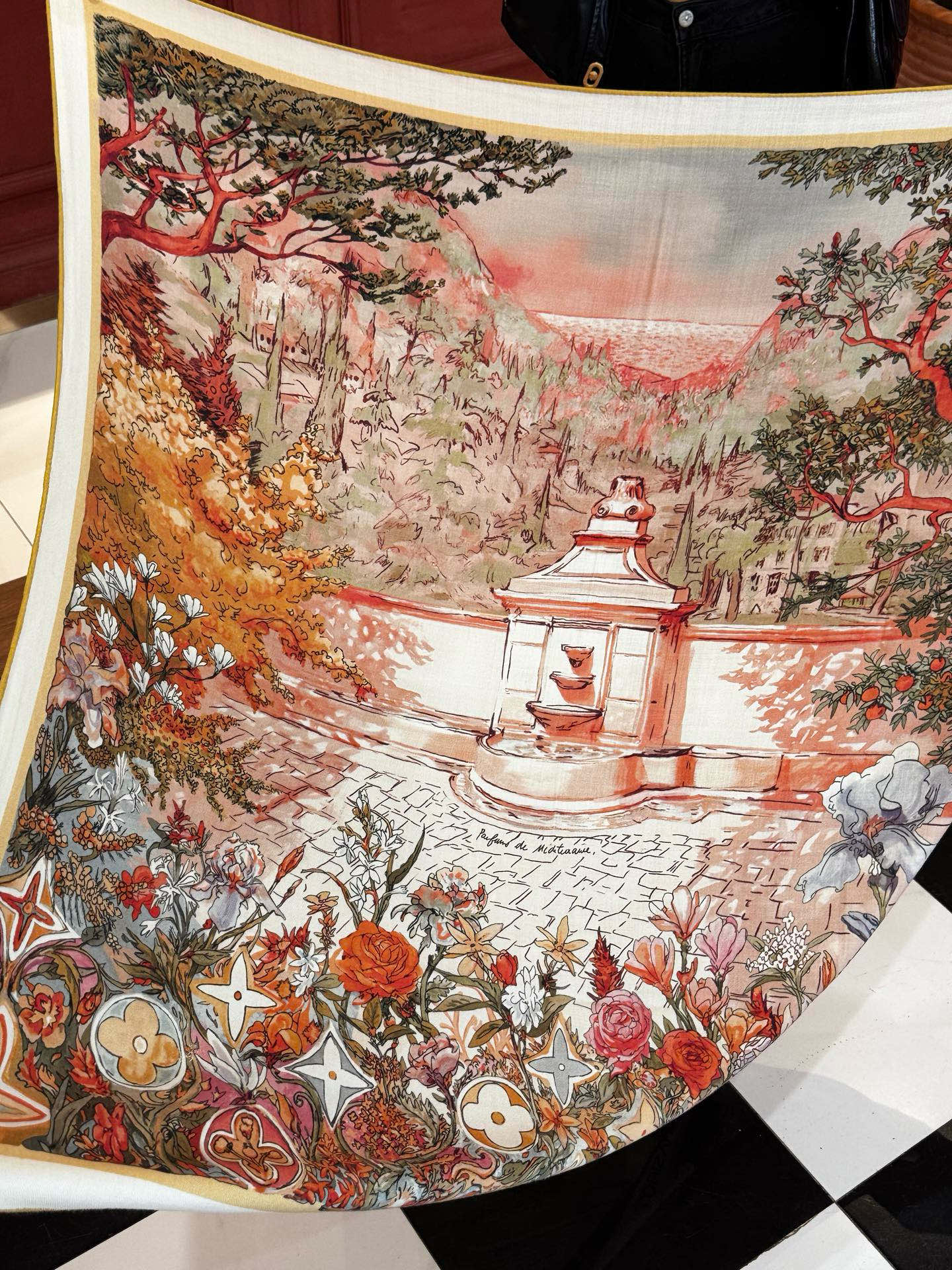 140双面丝毛披肩… LV手工卷边丝毛方巾（30%桑蚕丝70%羊毛）这款经典单品展现强大而迷人的女性魅力