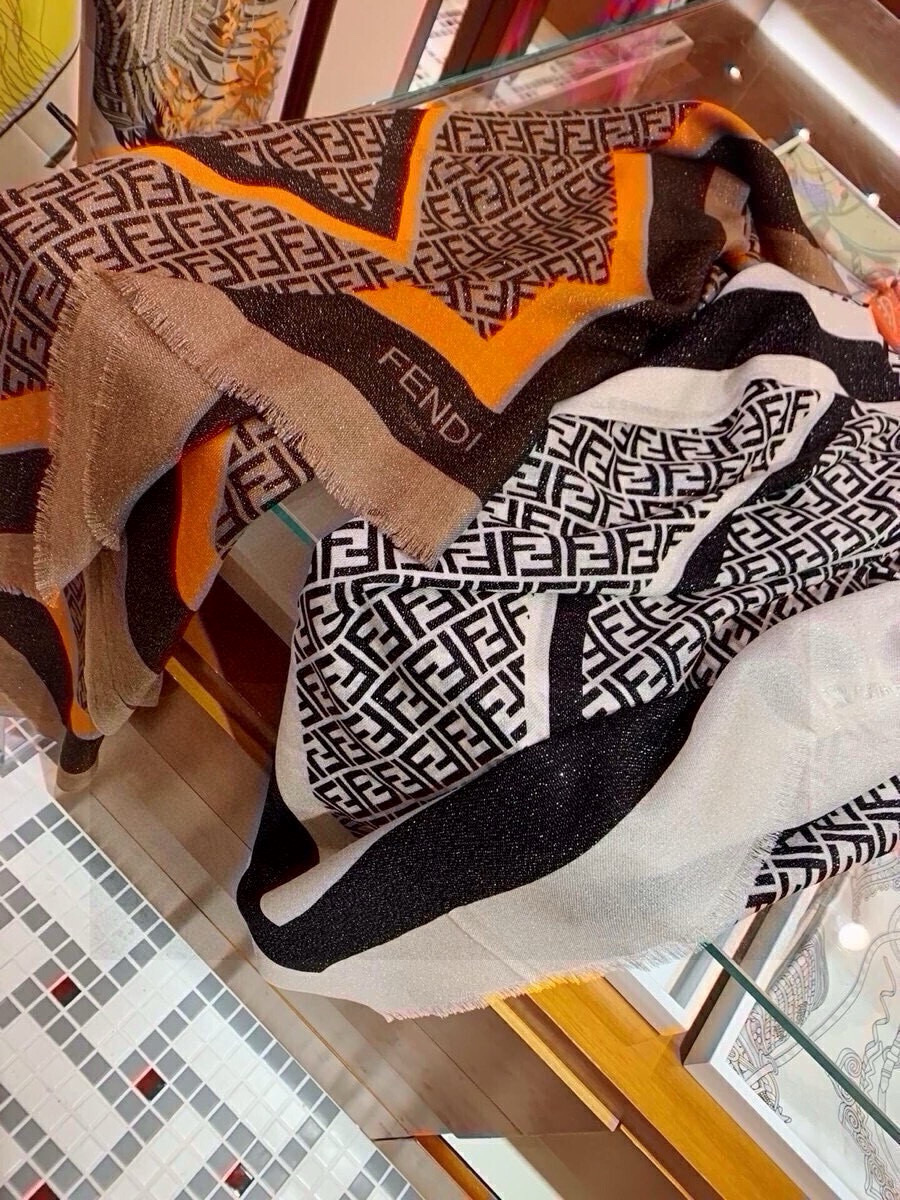 【▪️闪光女神披肩，璀璨夺目】Fendi神仙级好物！！！简约款做出内涵特别不容易！版型，柔软度，手感等都