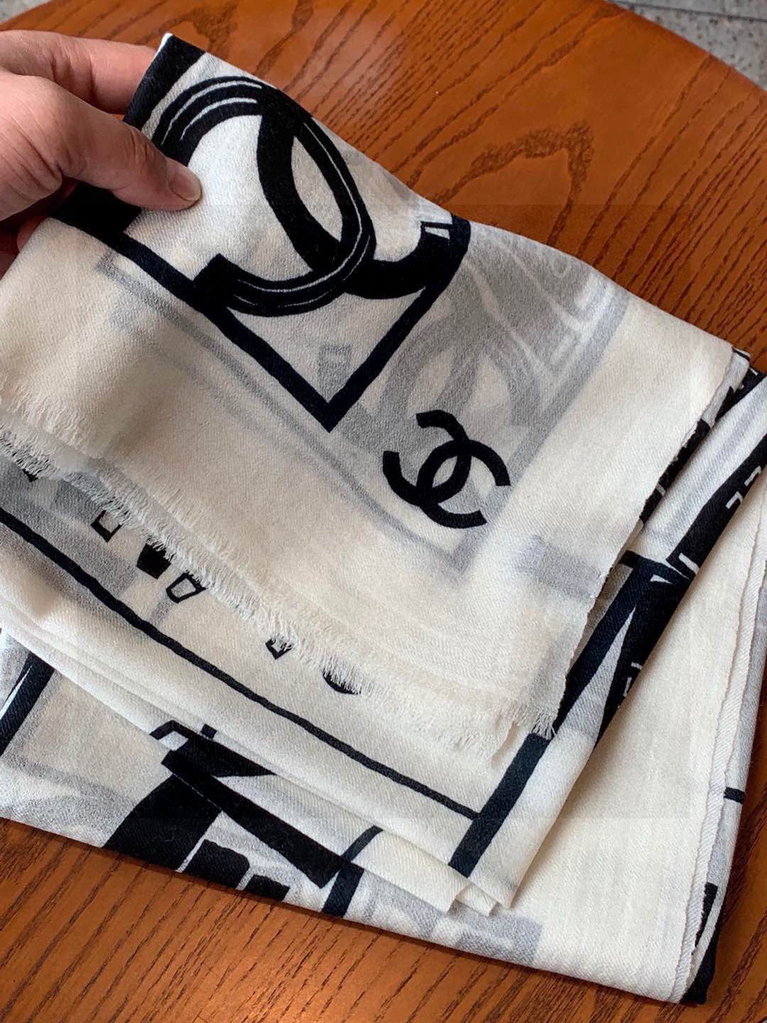 💟上新🌺羊绒披肩🌟长巾！强烈推荐价格超美！实物更美羊绒面料！纹理清晰、细腻可见每一个套色、每一个笔触，都