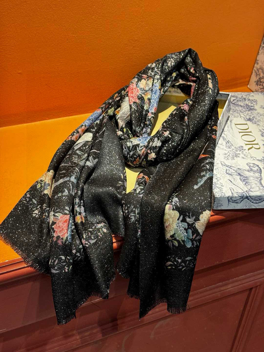 上新❤️ 𝐃𝐈𝐎𝐑 2025早春新款 《茹伊丛手绘方巾》size：110x110 cm 【双面同色丝绒方