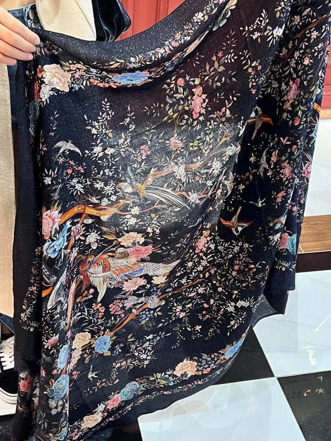 上新❤️ 𝐃𝐈𝐎𝐑 2025早春新款 《茹伊丛手绘方巾》size：110x110 cm 【双面同色丝绒方