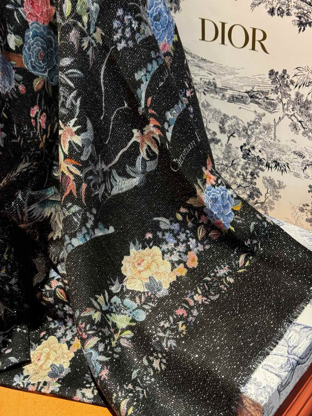 上新❤️ 𝐃𝐈𝐎𝐑 2025早春新款 《茹伊丛手绘方巾》size：110x110 cm 【双面同色丝绒方