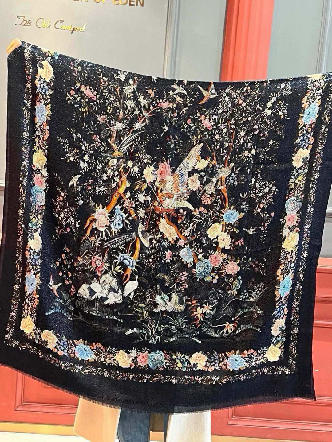 上新❤️ 𝐃𝐈𝐎𝐑 2025早春新款 《茹伊丛手绘方巾》size：110x110 cm 【双面同色丝绒方