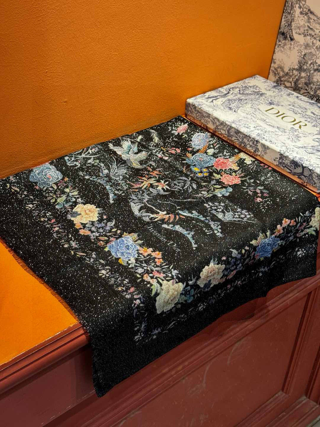 上新❤️ 𝐃𝐈𝐎𝐑 2025早春新款 《茹伊丛手绘方巾》size：110x110 cm 【双面同色丝绒方