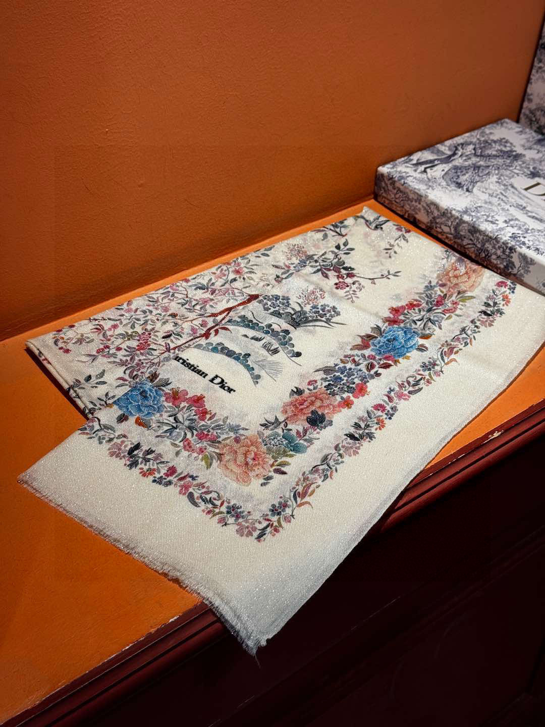 上新❤️ 𝐃𝐈𝐎𝐑 2025早春新款 《茹伊丛手绘方巾》size：110x110 cm 【双面同色丝绒方