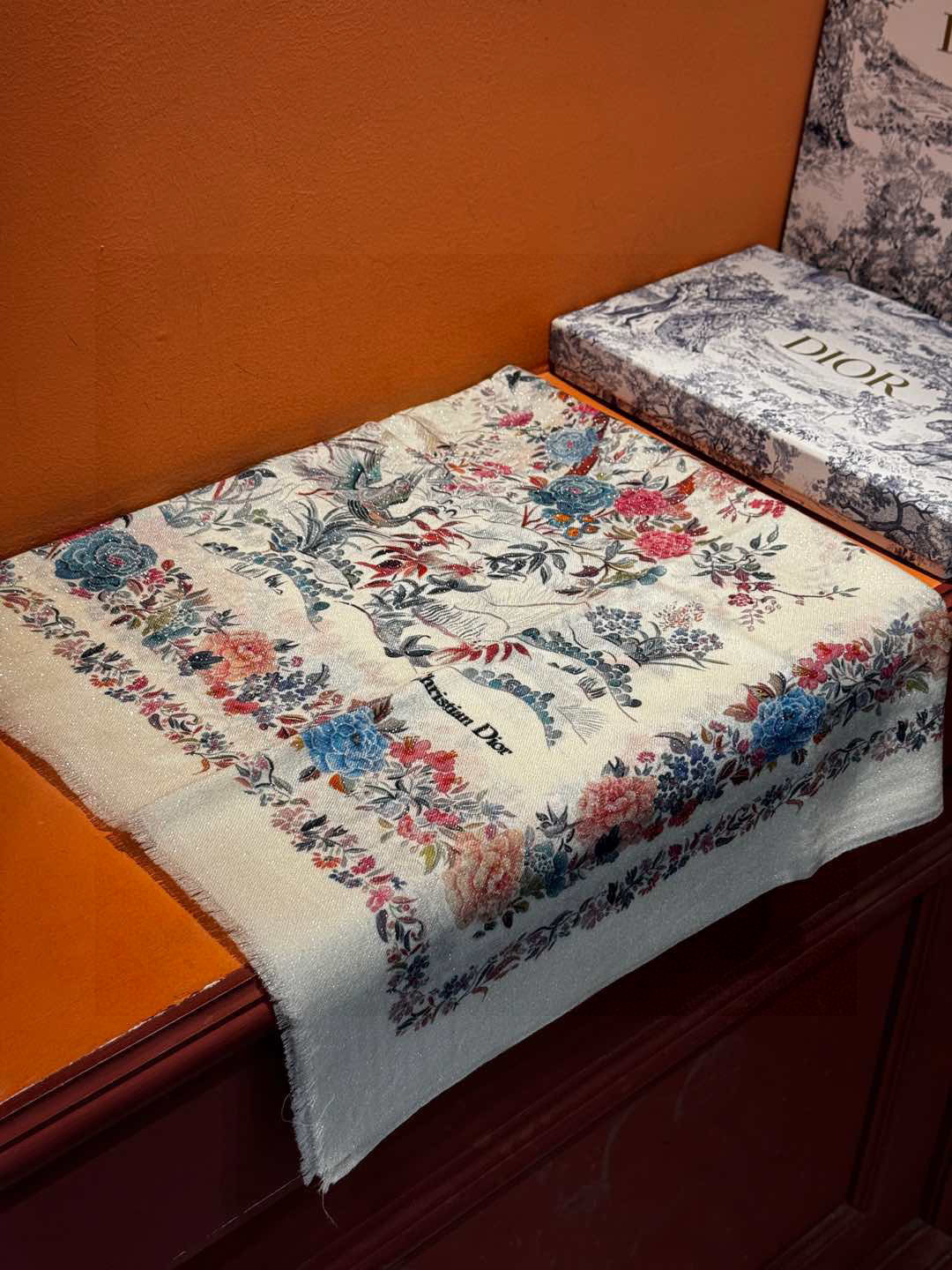 上新❤️ 𝐃𝐈𝐎𝐑 2025早春新款 《茹伊丛手绘方巾》size：110x110 cm 【双面同色丝绒方