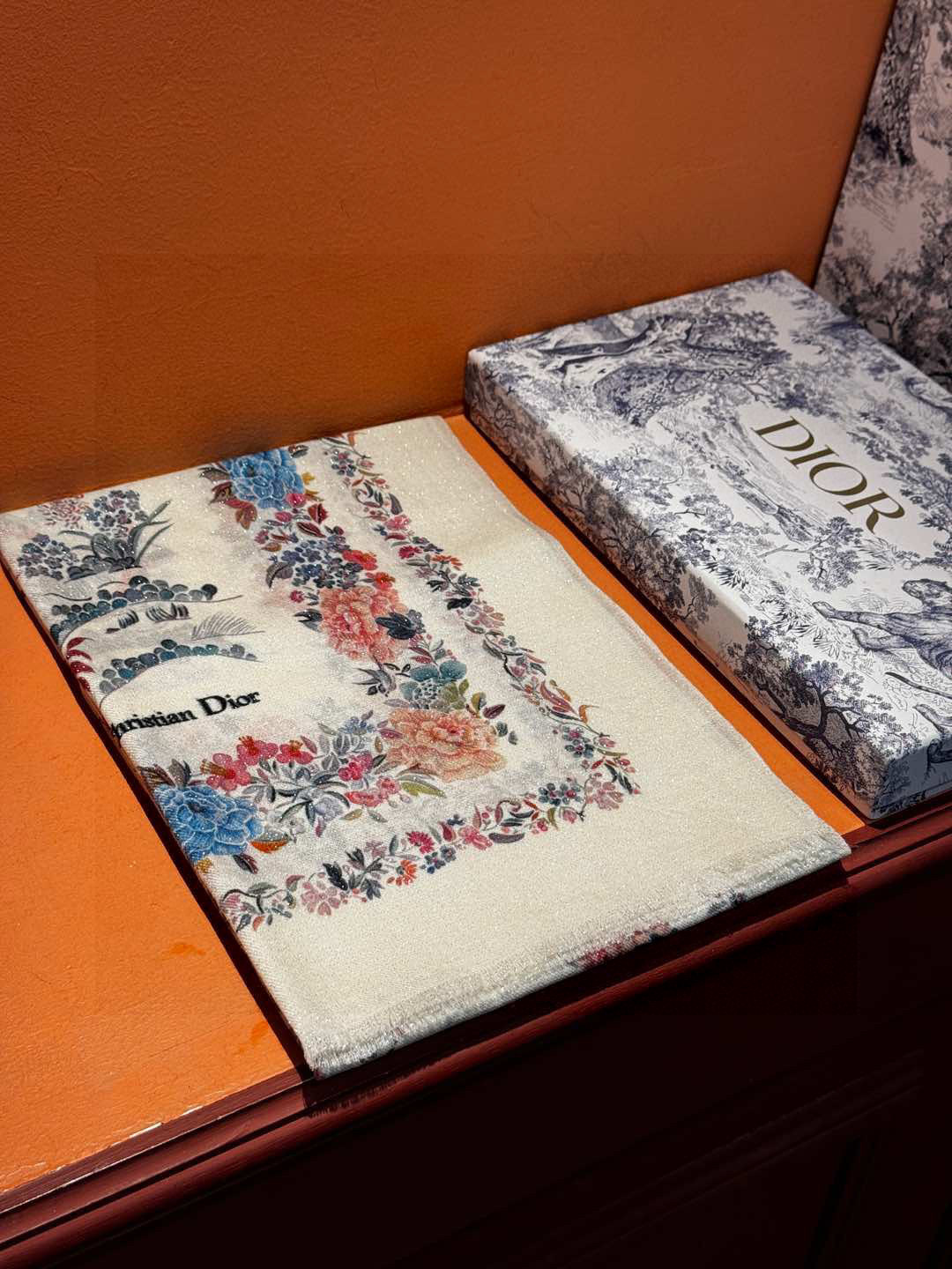 上新❤️ 𝐃𝐈𝐎𝐑 2025早春新款 《茹伊丛手绘方巾》size：110x110 cm 【双面同色丝绒方