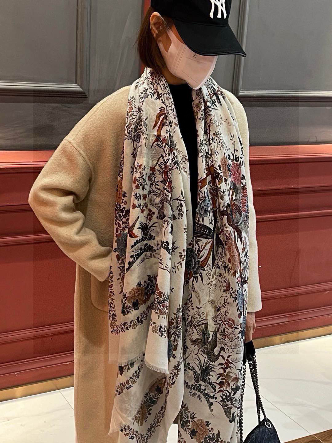 上新❤️ 𝐃𝐈𝐎𝐑 2025早春新款 《茹伊丛手绘方巾》size：110x110 cm 【双面同色丝绒方