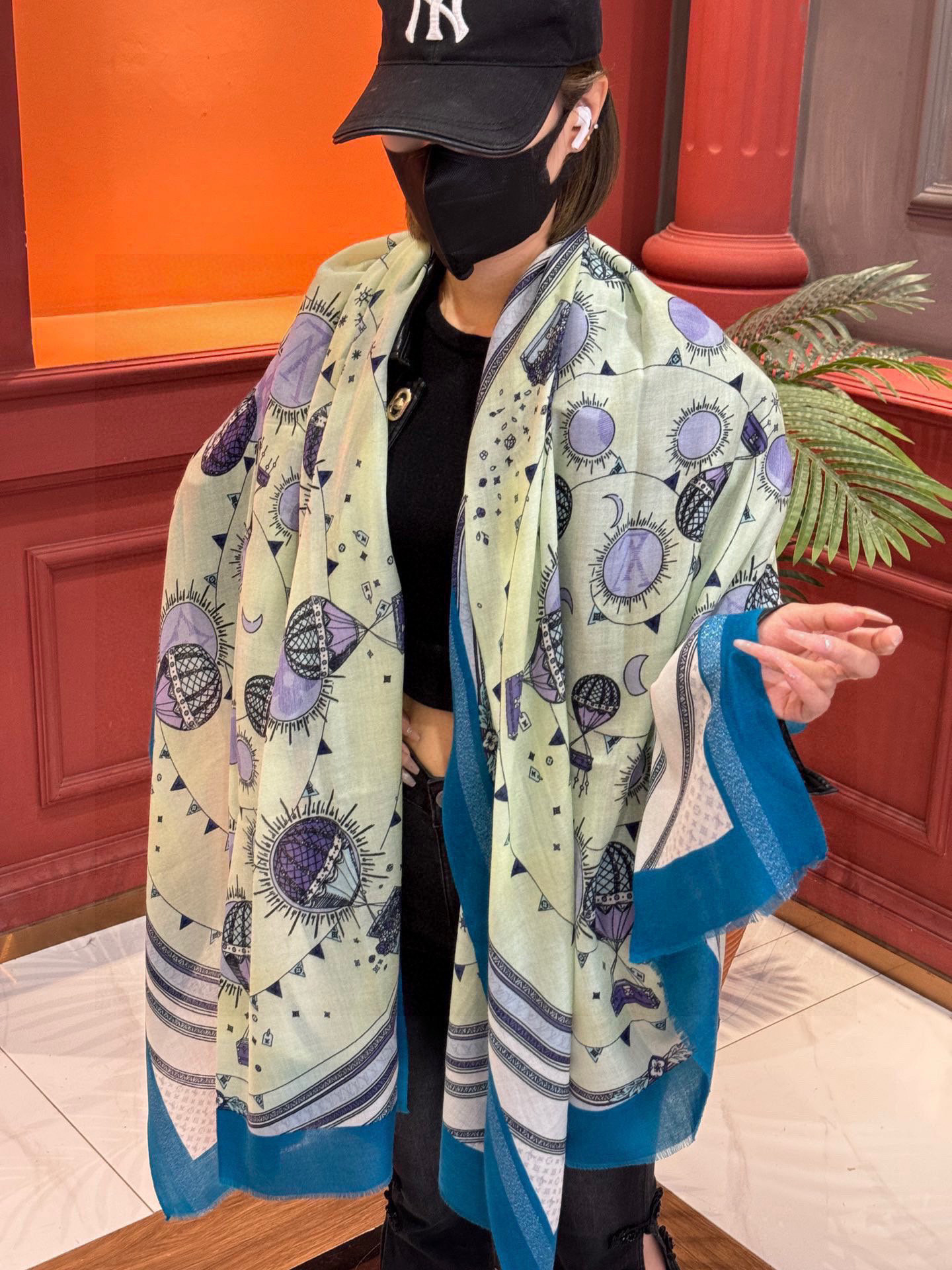 会发光发亮的围巾【热气球】 and Away 系列，致意路易威登的旅行传承。描绘 Monogram 热气