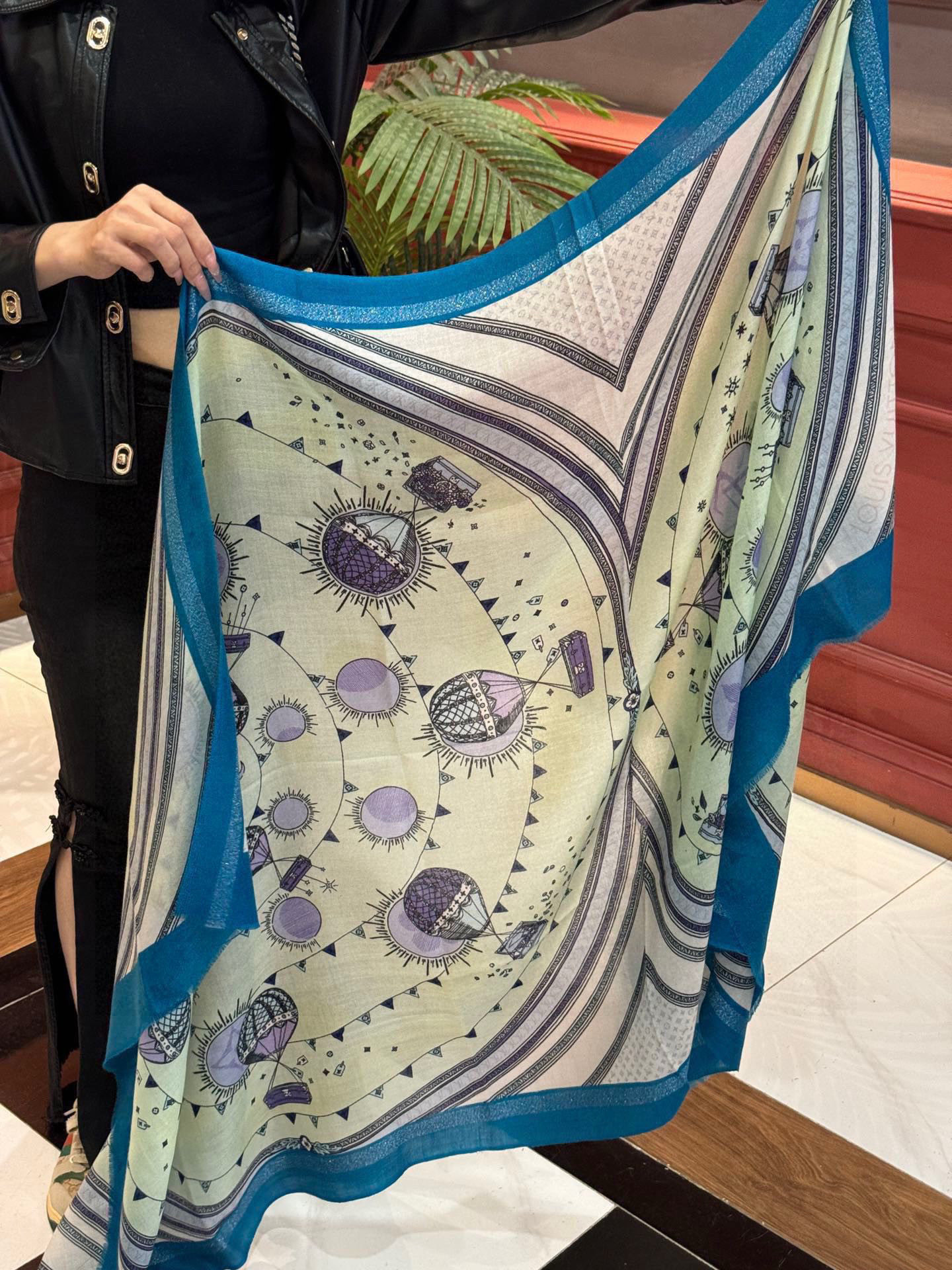 会发光发亮的围巾【热气球】 and Away 系列，致意路易威登的旅行传承。描绘 Monogram 热气