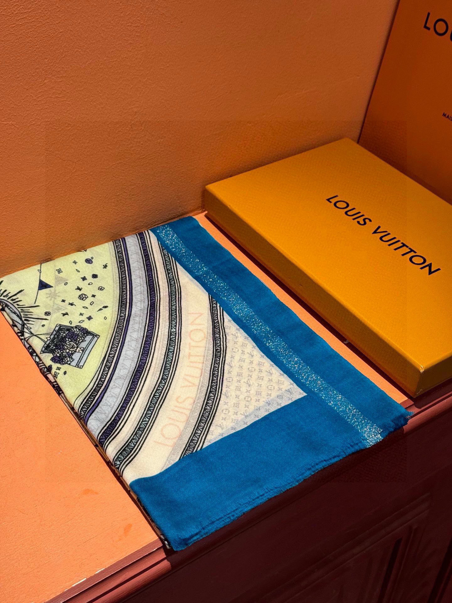 会发光发亮的围巾【热气球】 and Away 系列，致意路易威登的旅行传承。描绘 Monogram 热气