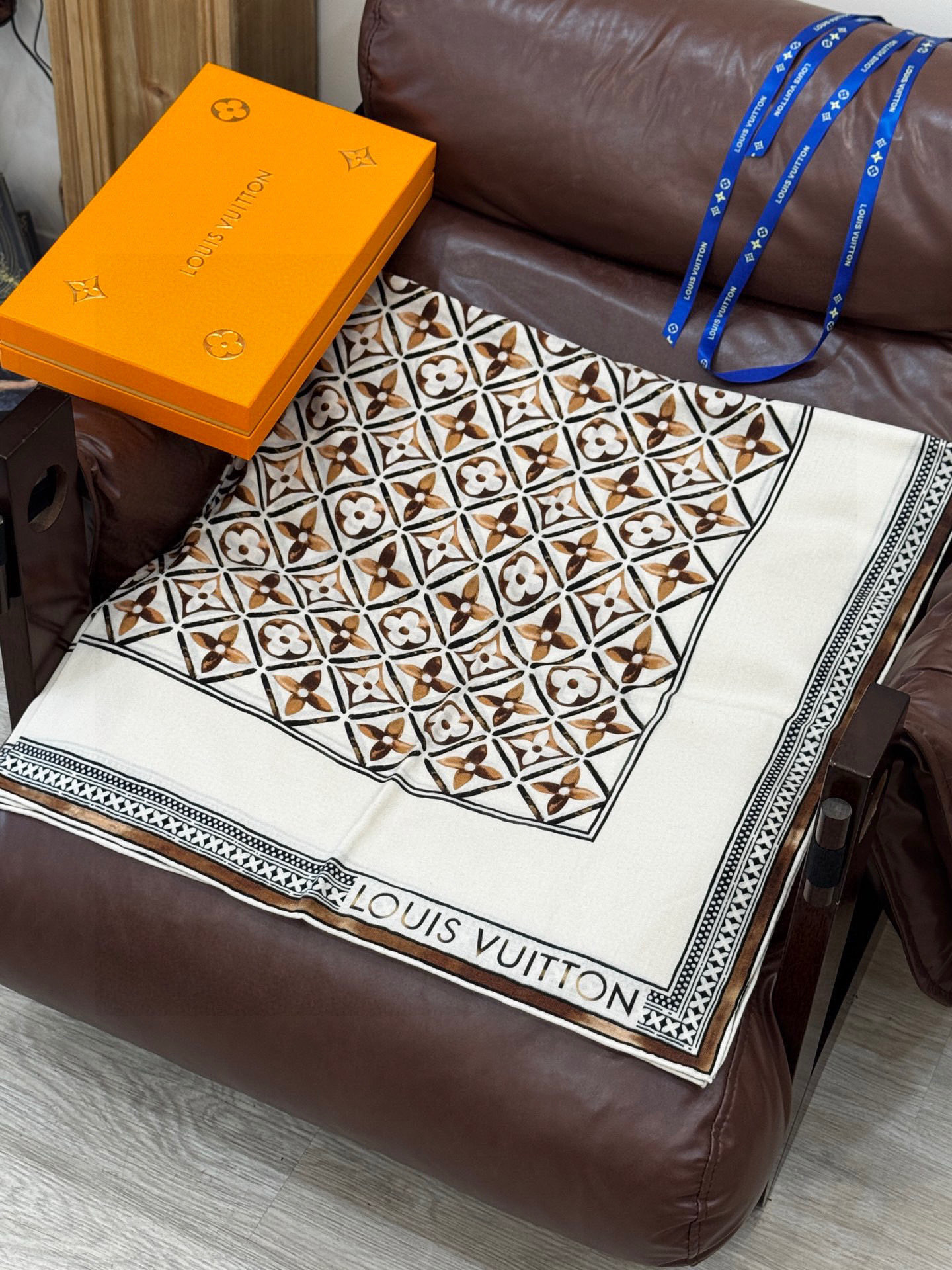 140顶级丝绒双面同色披肩30%真丝70%羊绒140*140方巾本款丝绒方巾以满溢艺术气息的设计诠释19