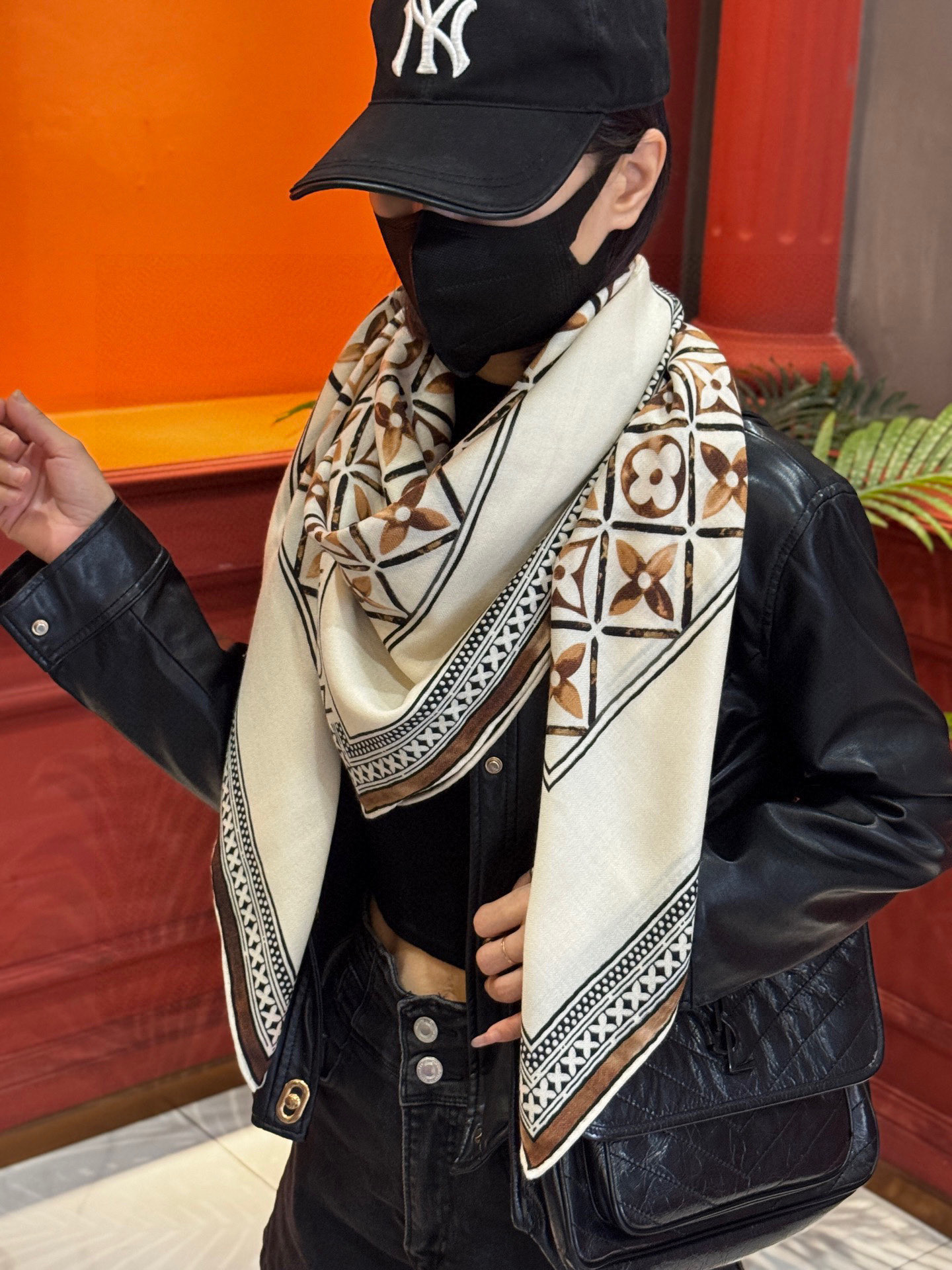 140顶级丝绒双面同色披肩30%真丝70%羊绒140*140方巾本款丝绒方巾以满溢艺术气息的设计诠释19