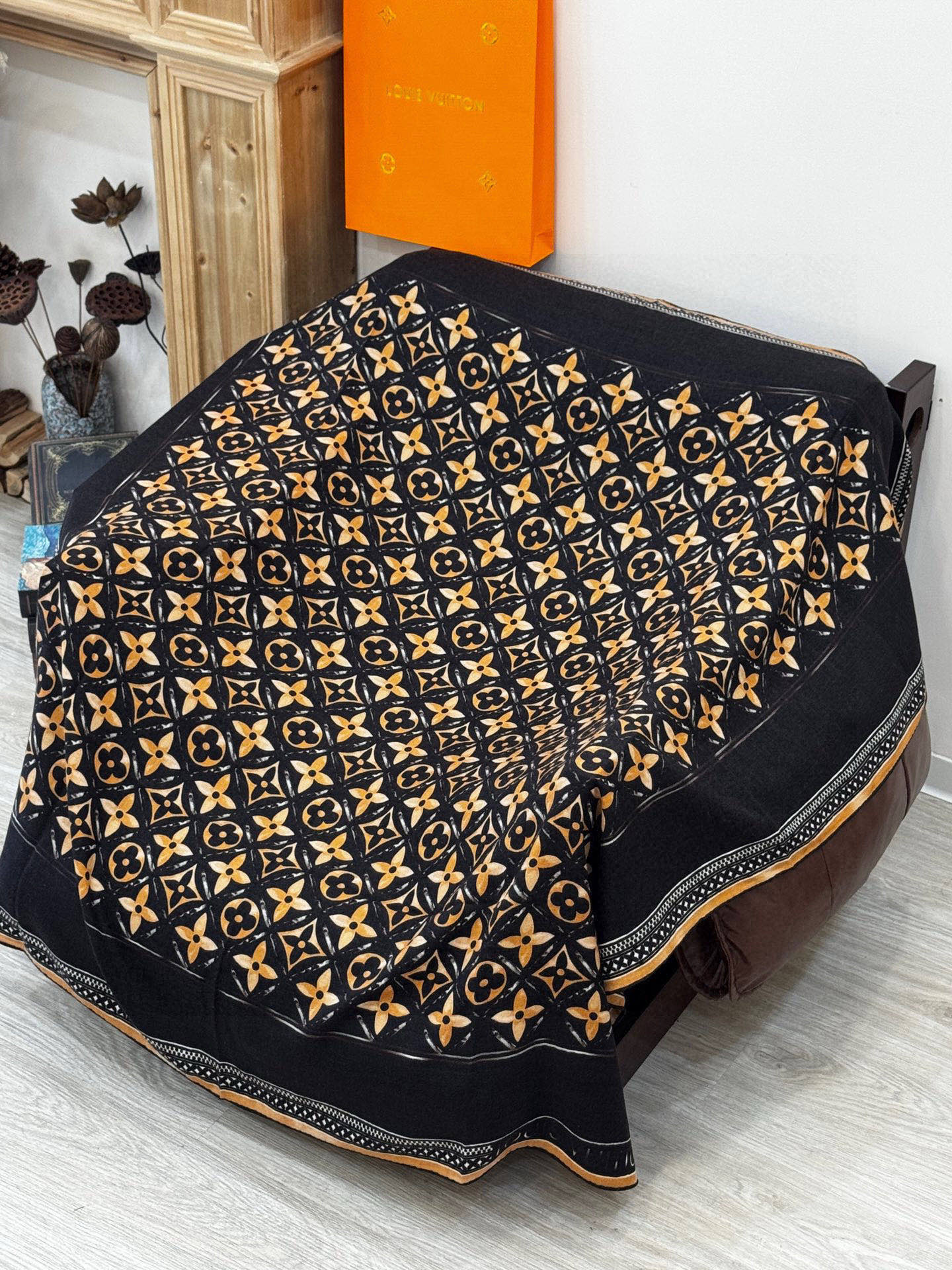 140顶级丝绒双面同色披肩30%真丝70%羊绒140*140方巾本款丝绒方巾以满溢艺术气息的设计诠释19