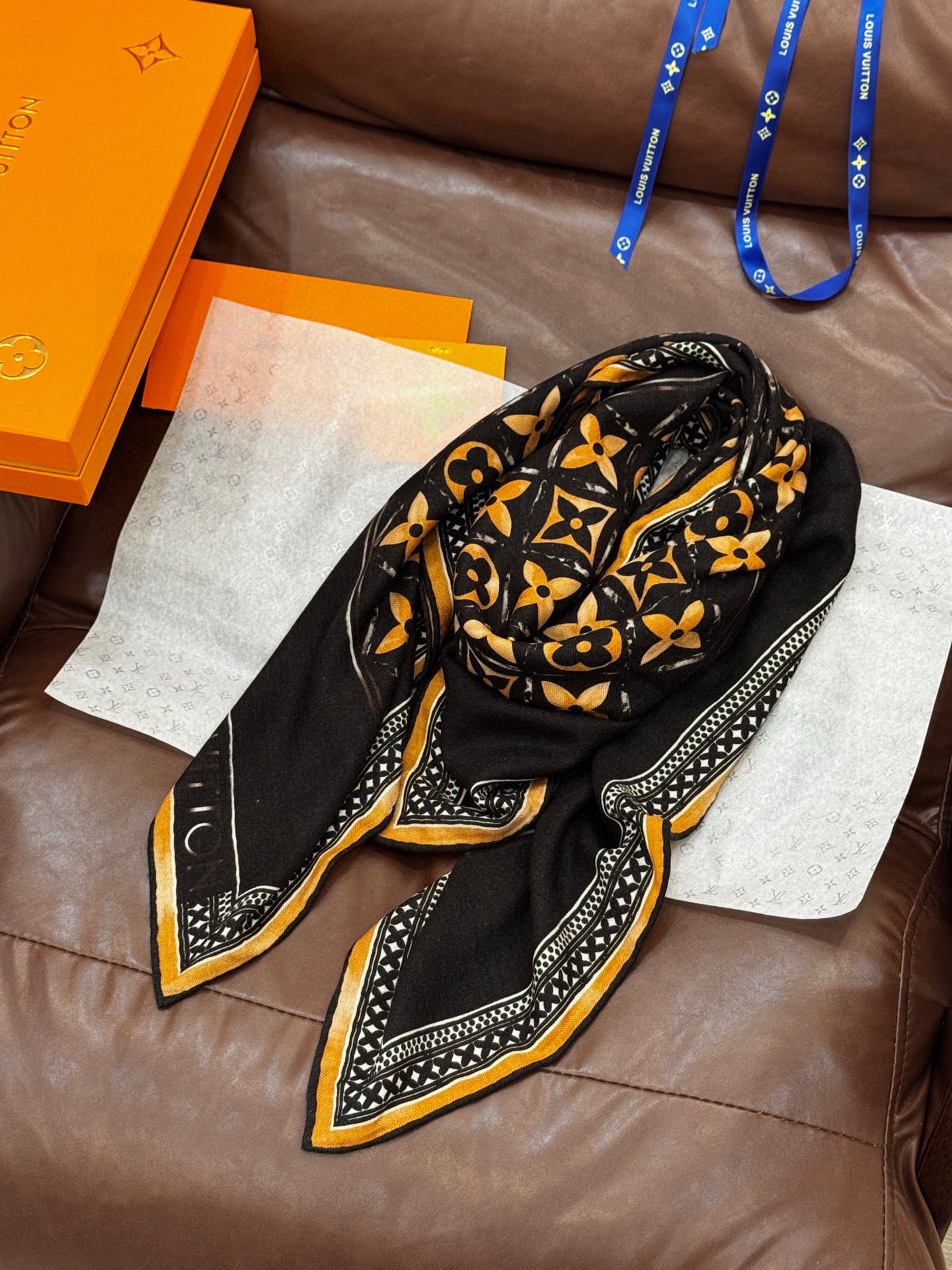 140顶级丝绒双面同色披肩30%真丝70%羊绒140*140方巾本款丝绒方巾以满溢艺术气息的设计诠释19