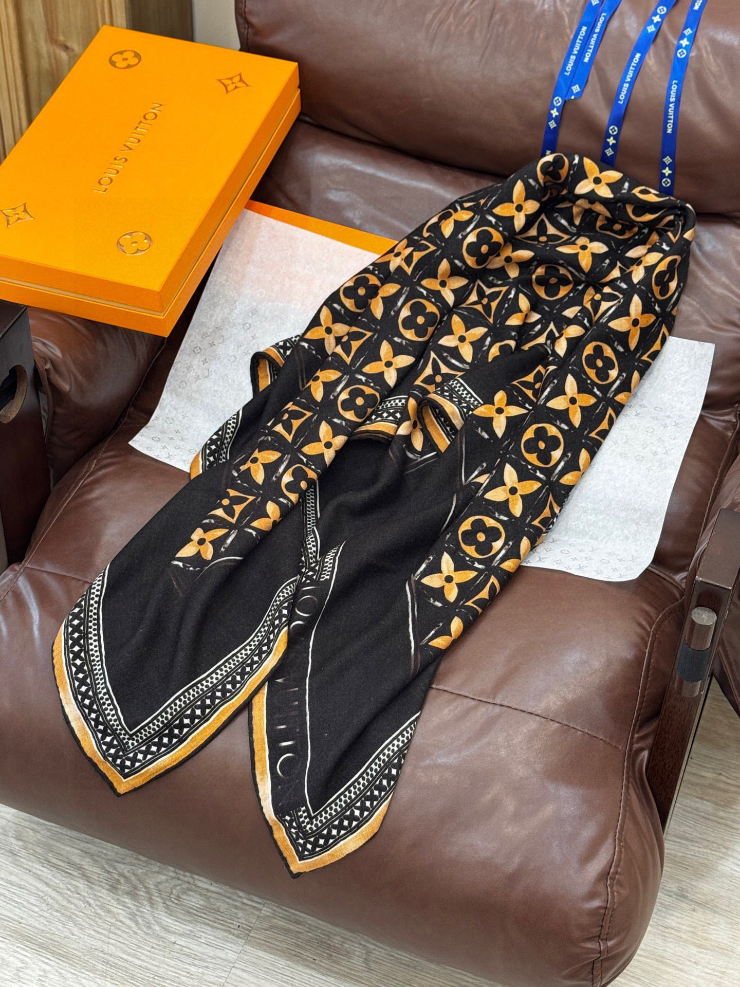 140顶级丝绒双面同色披肩30%真丝70%羊绒140*140方巾本款丝绒方巾以满溢艺术气息的设计诠释19