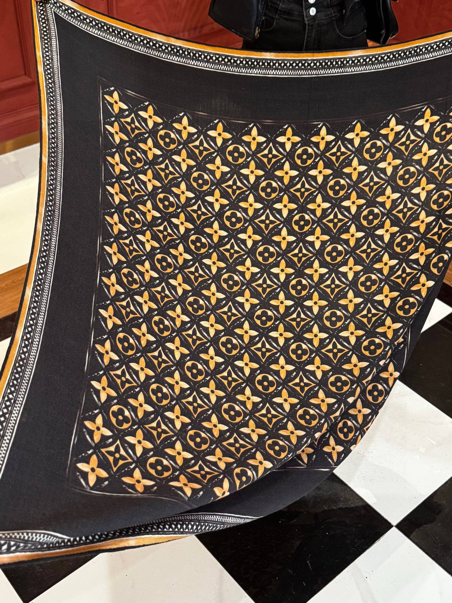 140顶级丝绒双面同色披肩30%真丝70%羊绒140*140方巾本款丝绒方巾以满溢艺术气息的设计诠释19